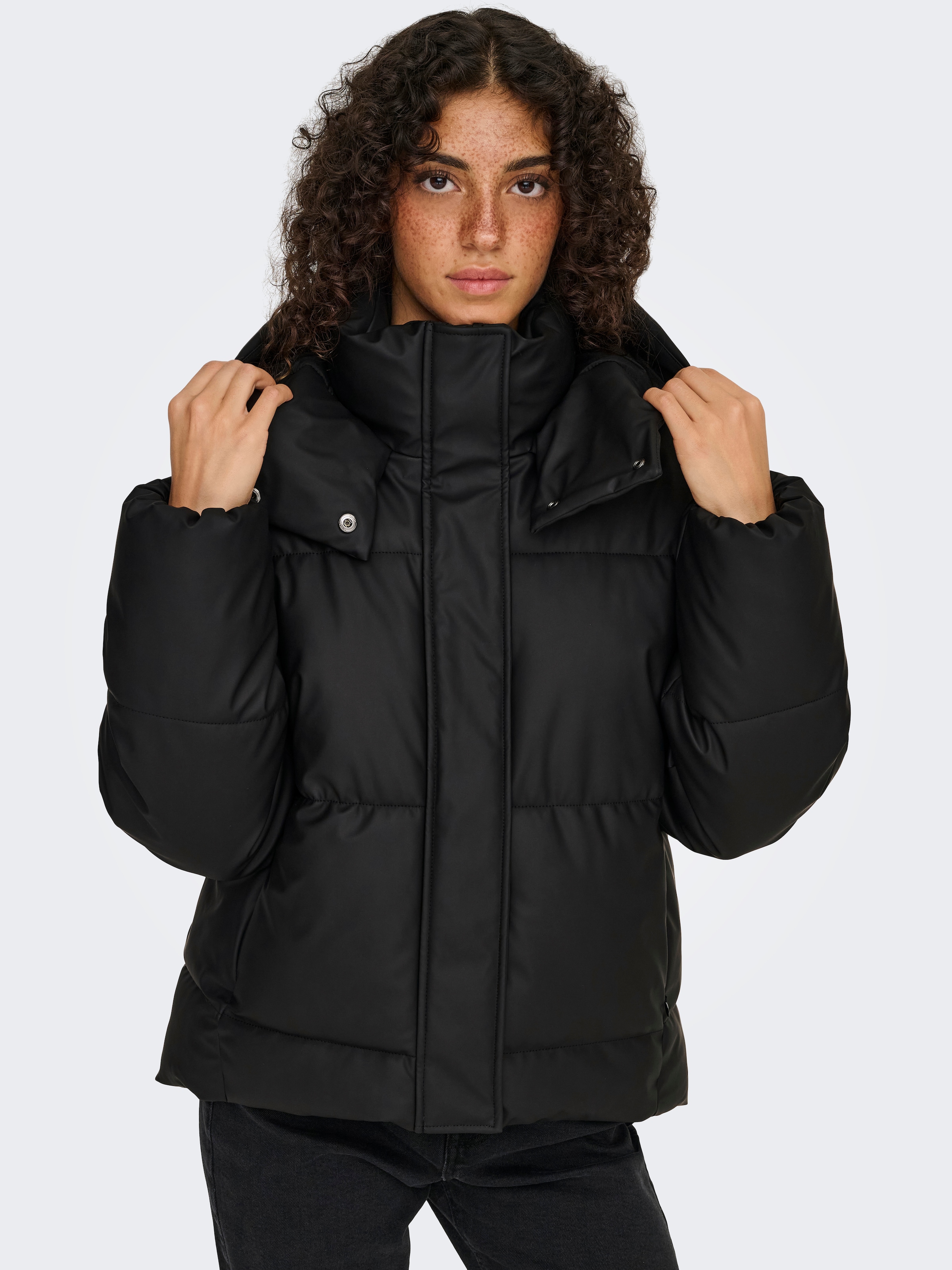 ONLY Veste matelassée »ONLAGNES COATED PUFFER JACKET OTW« mit Kapuze