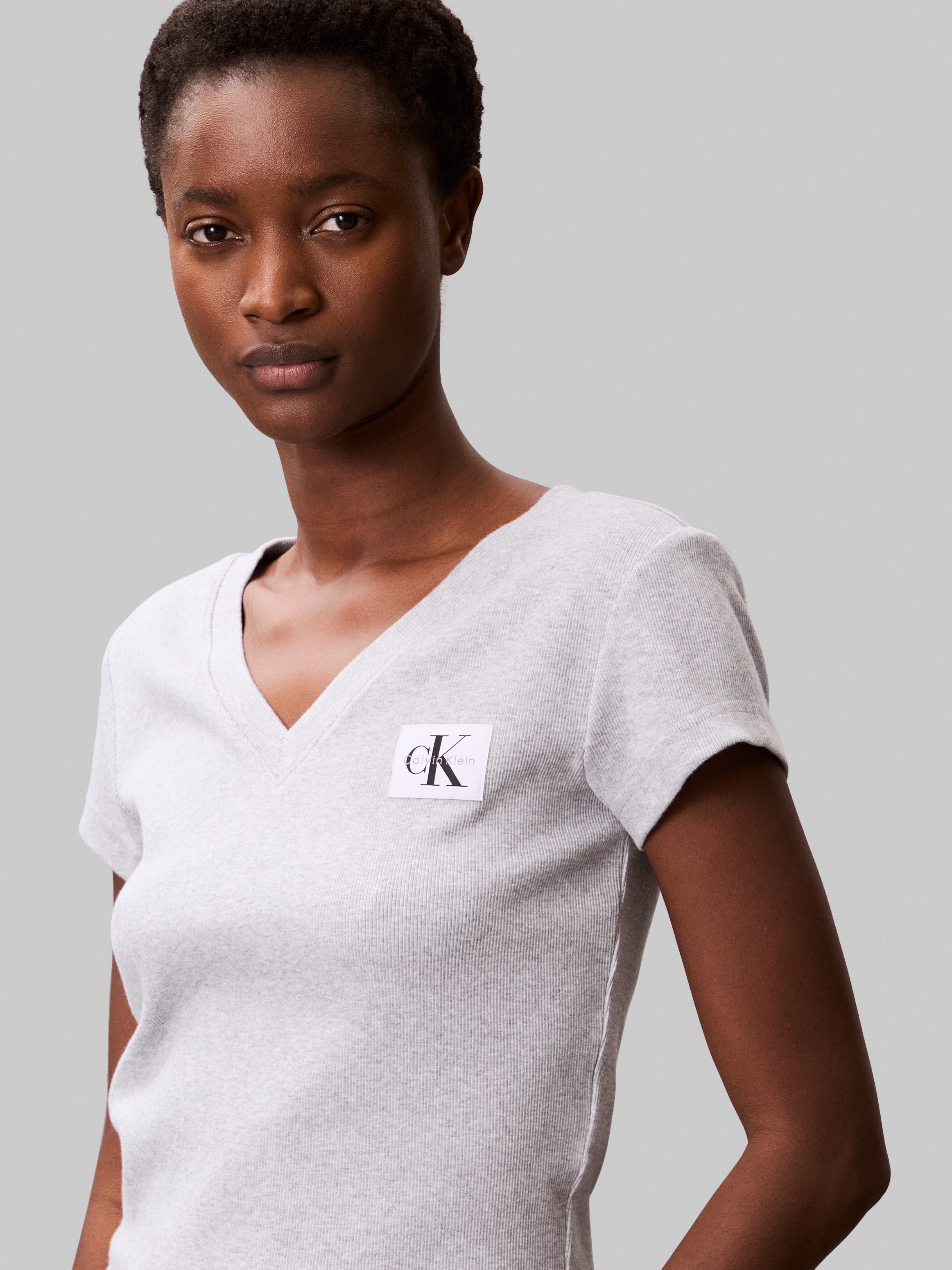Calvin Klein Jeans T-Shirt »A- SS WOVEN LABEL RIB VNECK TEE« mit gewebtem Label