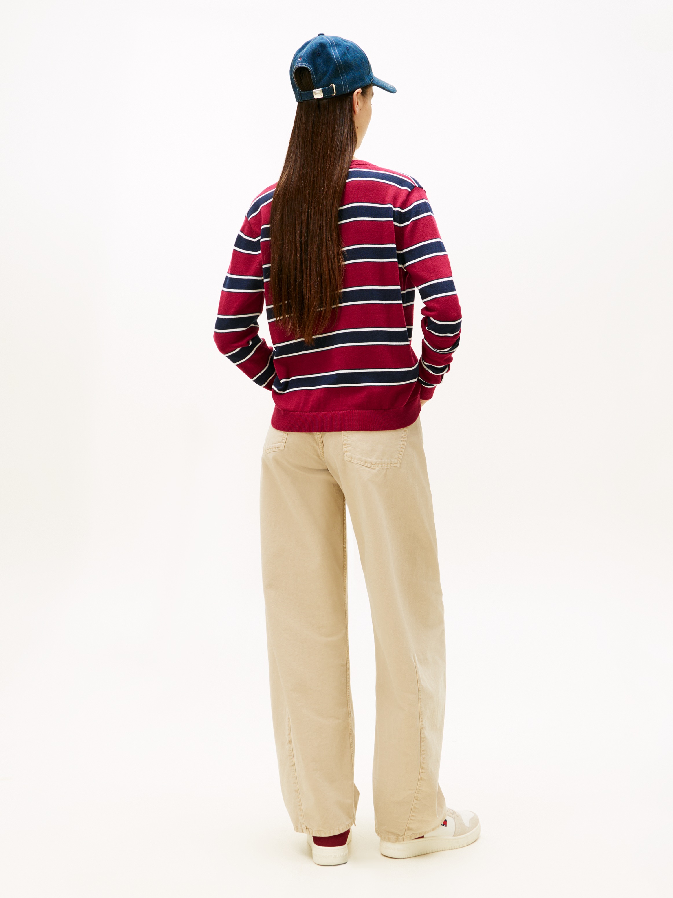 Tommy Jeans V-Ausschnitt-Pullover »TJW ESSENTIAL VNECK SWEATER EXT« mit Logostickerei