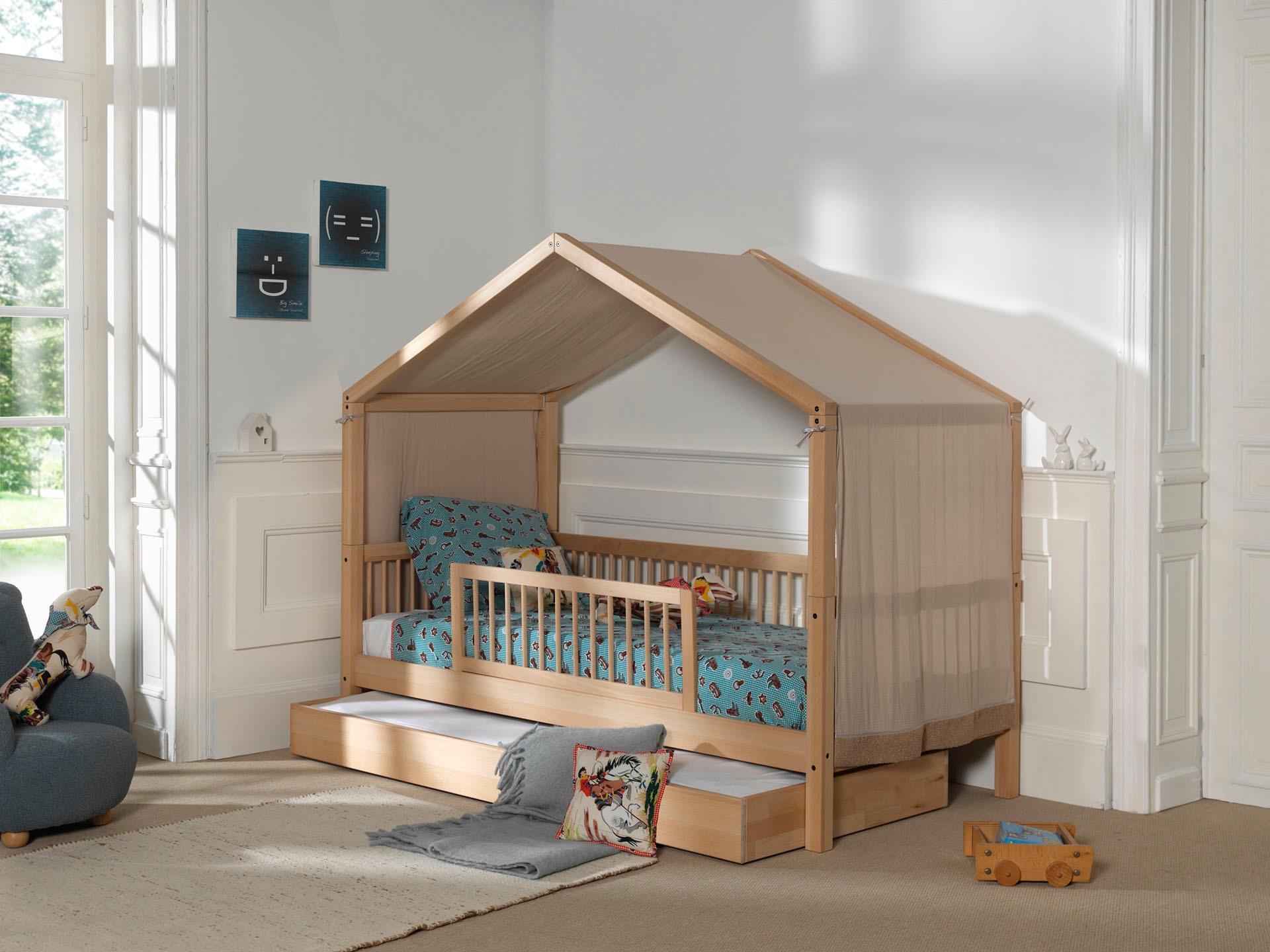 Vipack Lit de maison »Forrest mit hochwertiger und stabiler Verarbeitung, Made in Europe« Hêtre massif naturel, 90/200 cm, avec protection anti-chute et tiroir de lit,  au choix sans ou avec ciel de lit textile