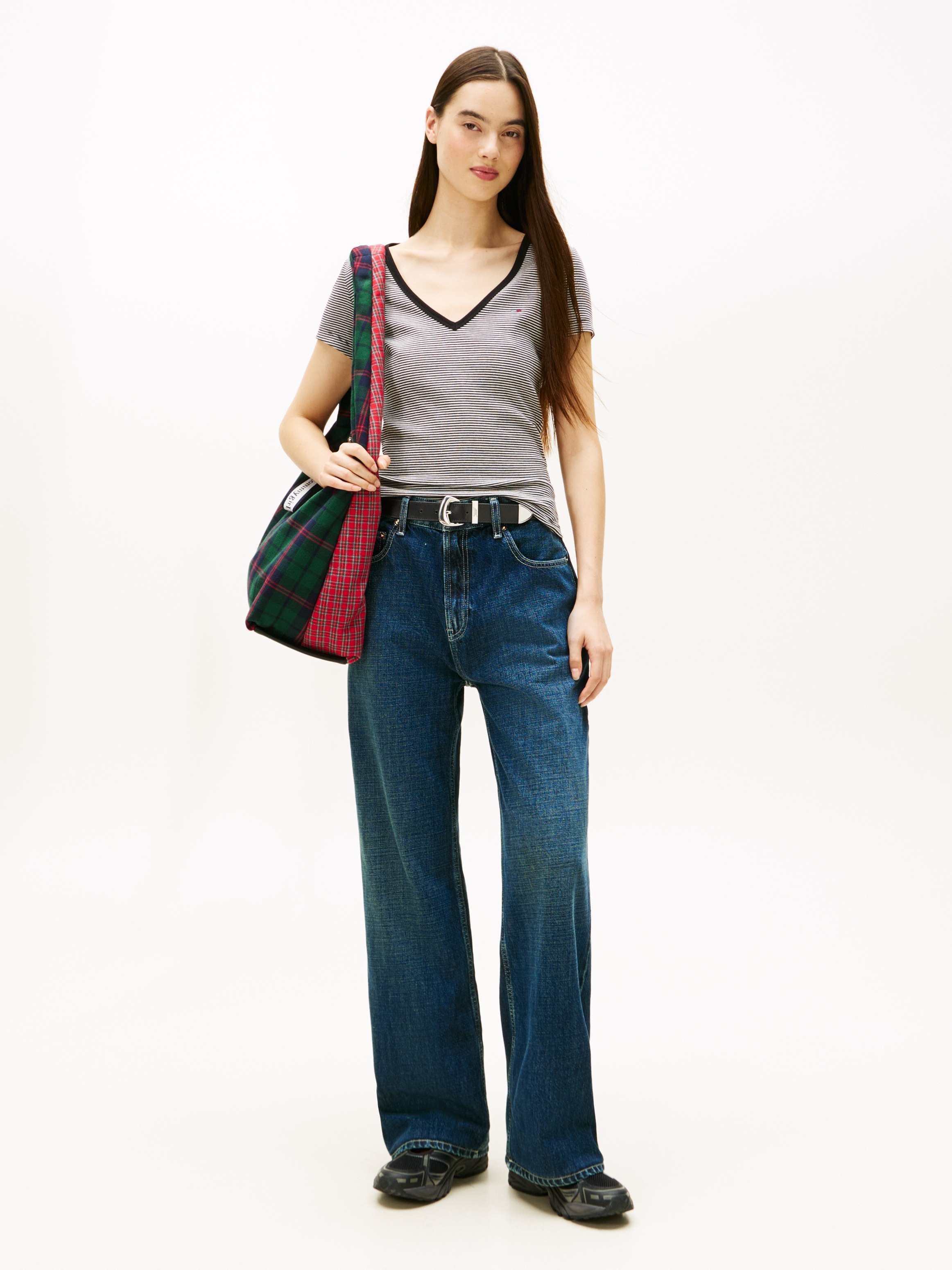 Tommy Jeans Kurzarmshirt »TJW SLIM ESSENTIAL RIB V SHORT SLEEVE« mit gerippter Struktur, V-Ausschnitt, Slim Fit