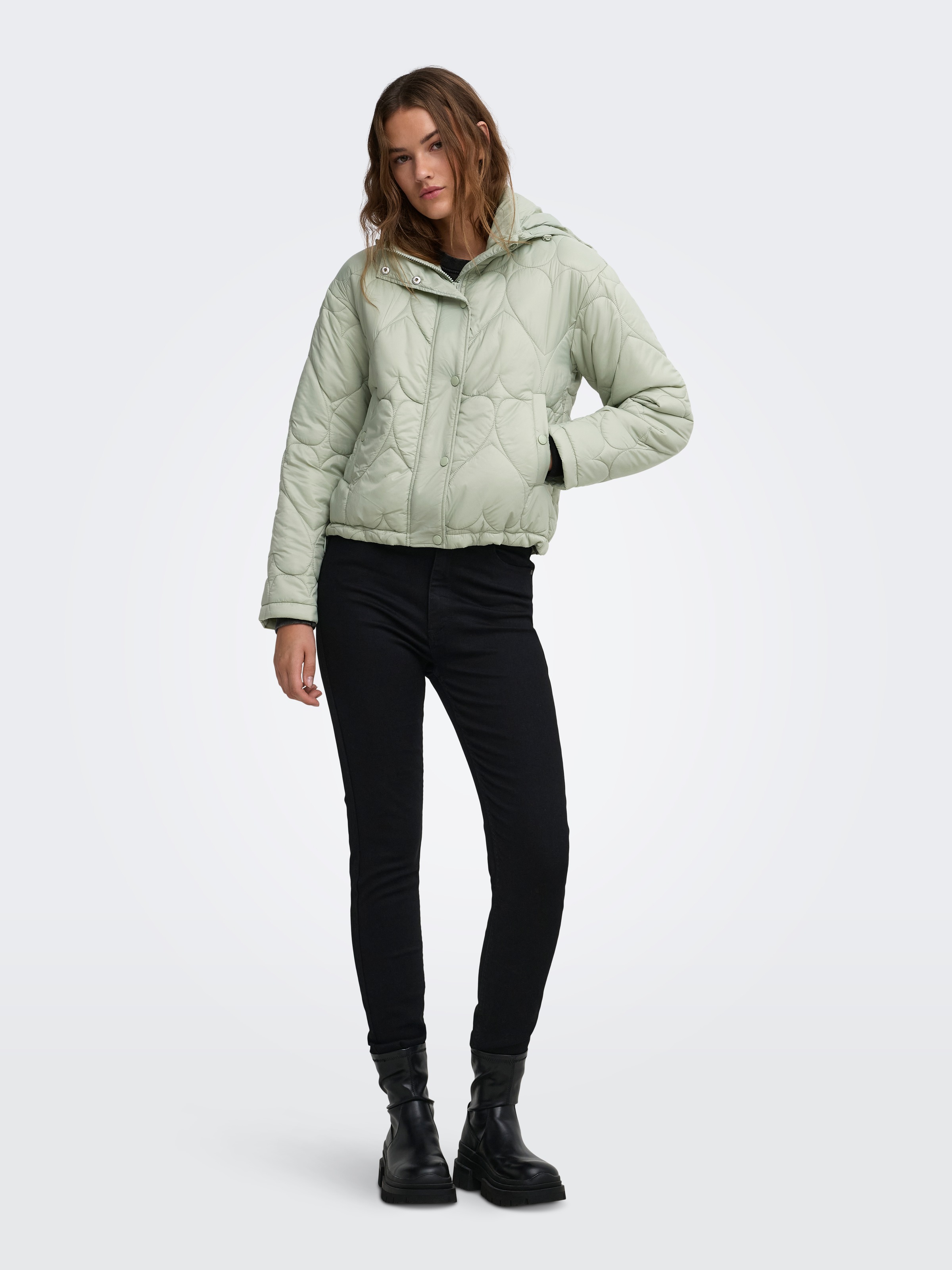 ONLY Veste matelassée »ONLTAHIA LW HEART HOOD JACKET CC OTW« avec capuche fibre synthétique