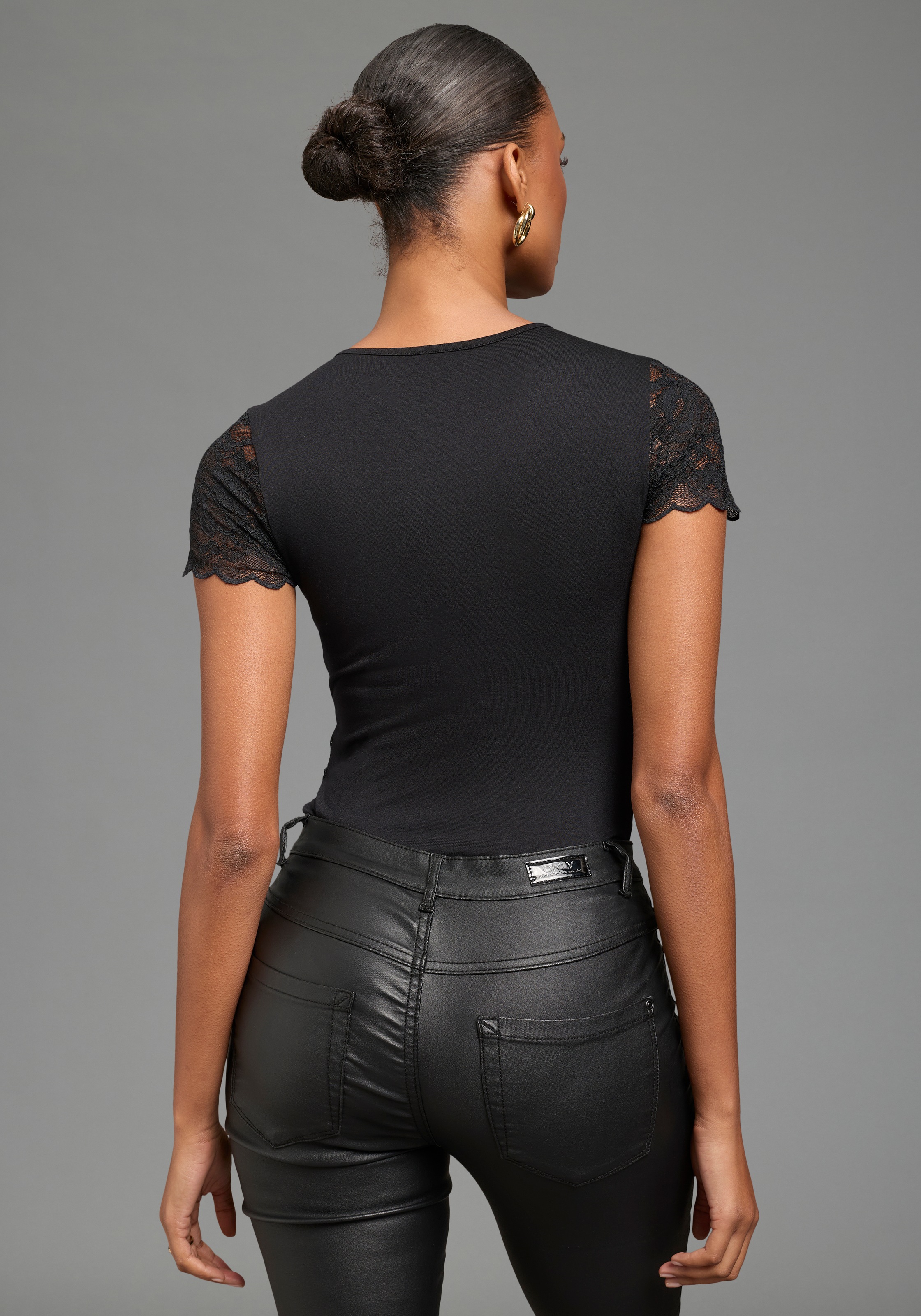 Laura Scott Body figurbetonte Passform, mit Rundhalsausschnitt