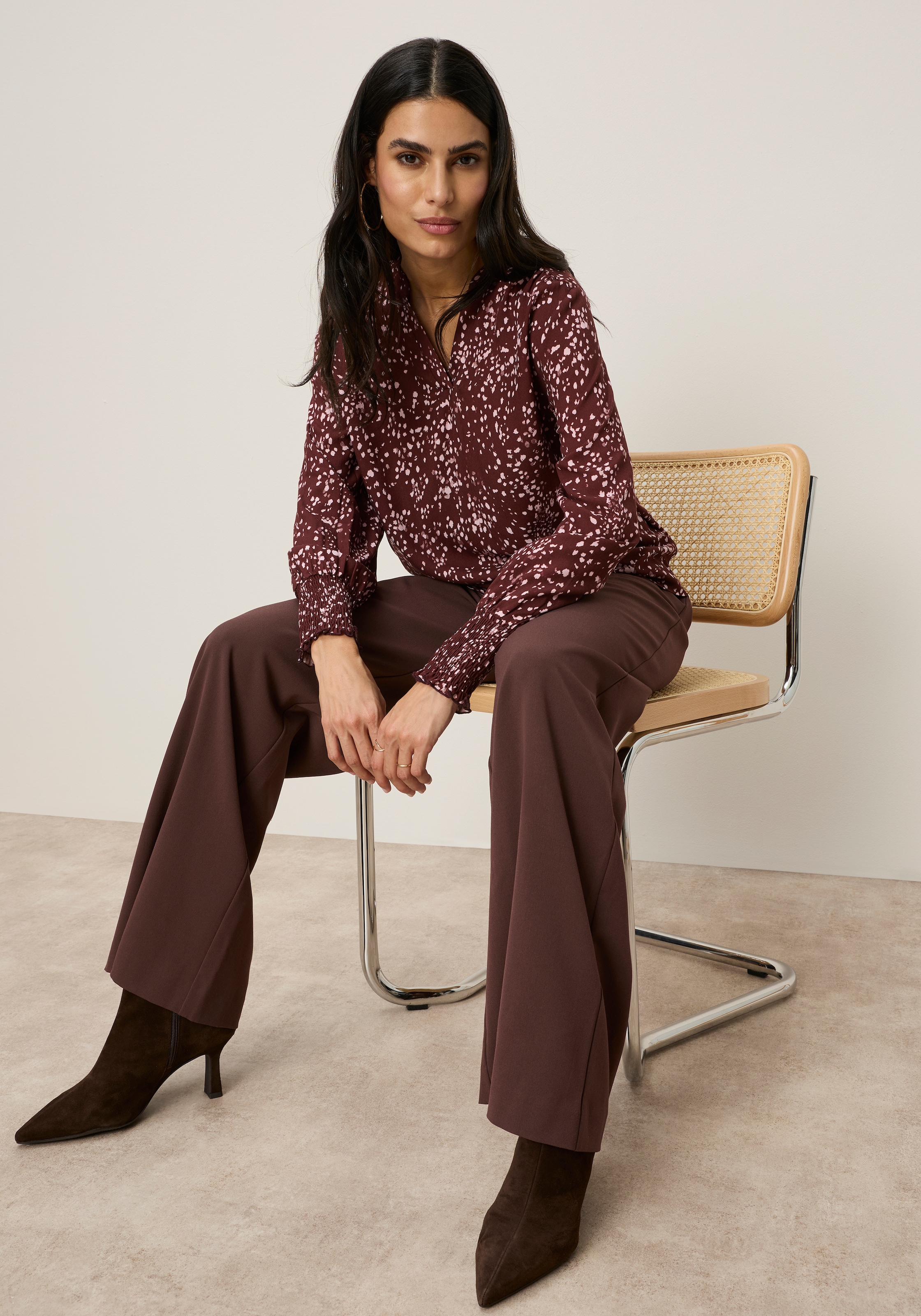 Tamaris Blouse à manches longues »mit figurumspielender Passform und hüftbedeckender Länge« avec motif fleuri, en viscose