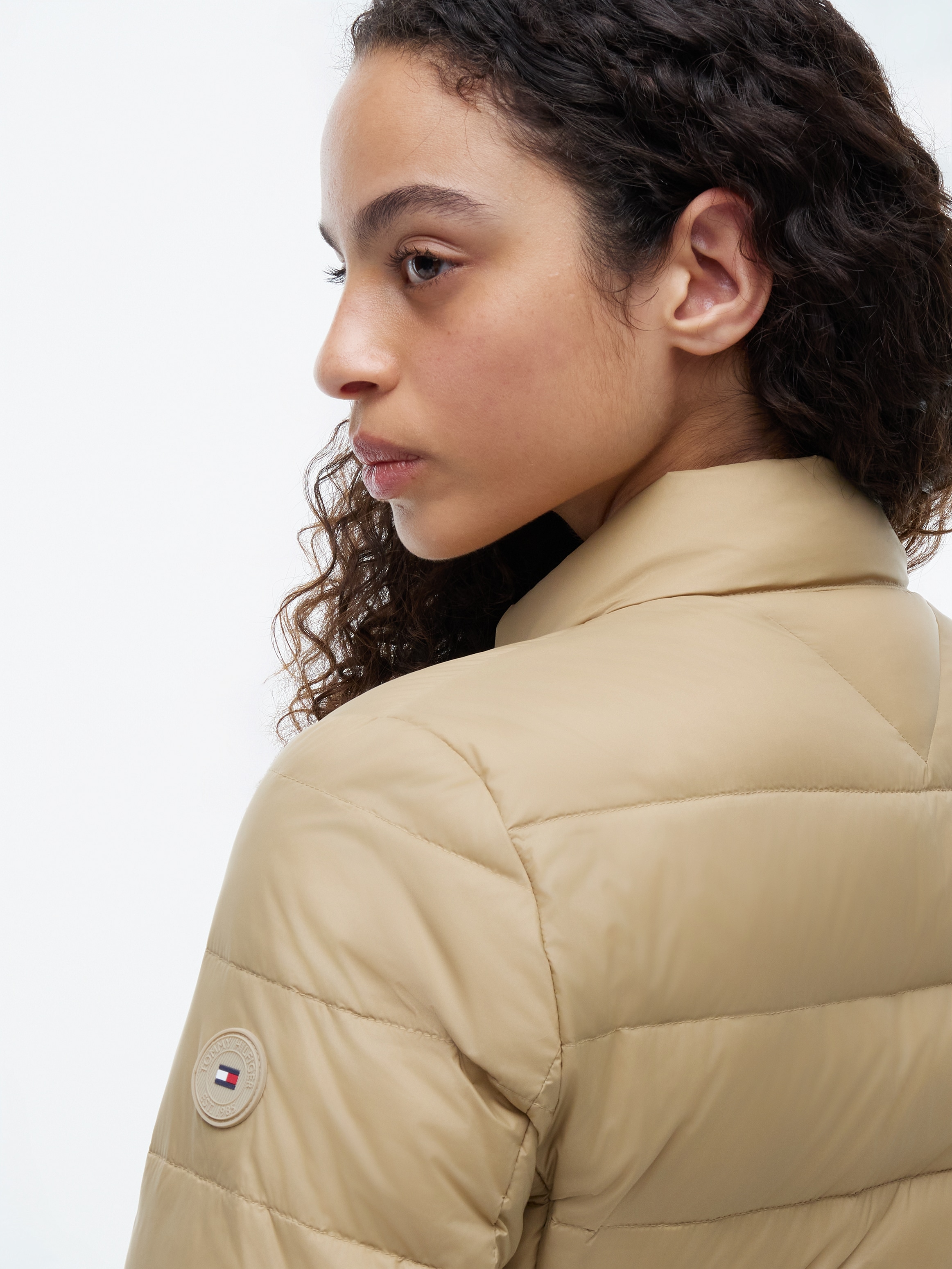 Tommy Hilfiger Doudoune »LW DOWN PACKABLE JACKET« sans capuche en fibre synthétique facile d'entretien, qualité matelassée légère