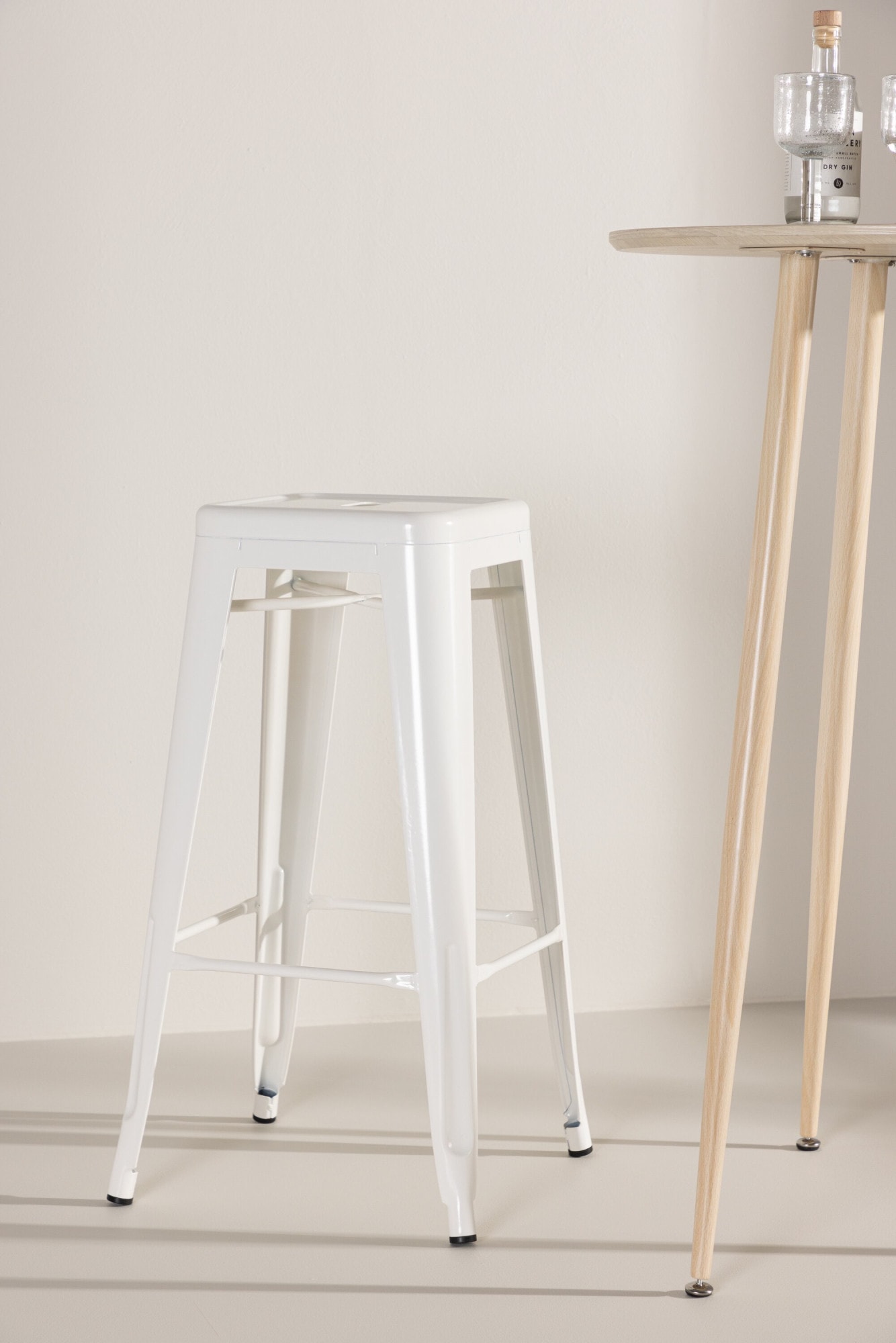 Venture Home Tabouret de bar »Tempe, schlanker Barhocker in Beige, hohe Sitzfläche, 136 kg« Tabouret de bar, cadre en acier, repose-pieds, pieds évasés, simple