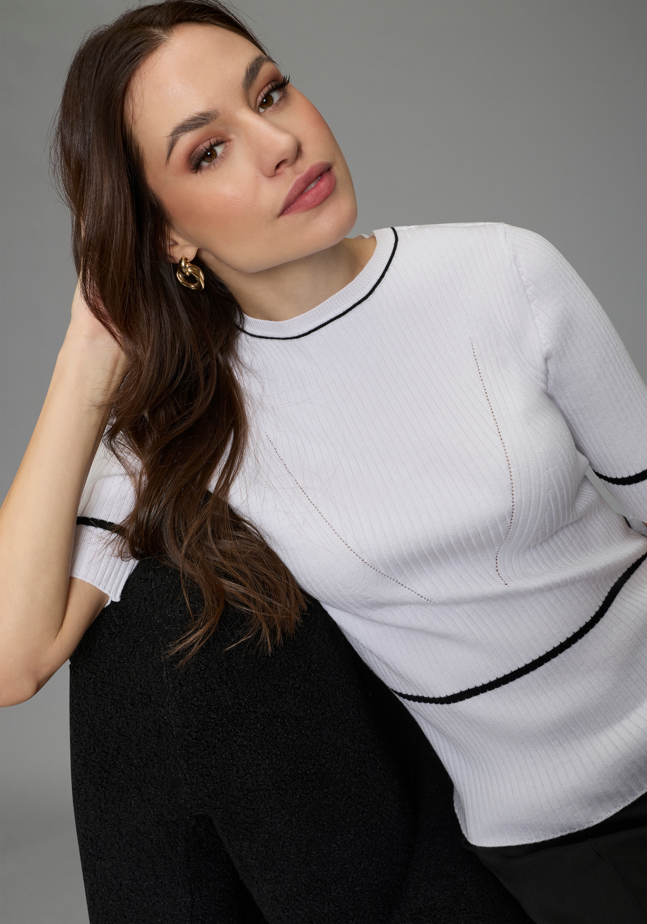 Bruno Banani Kurzarmpullover aus Rippstrick, mit Kontrast-Details, figurbetonte Passform