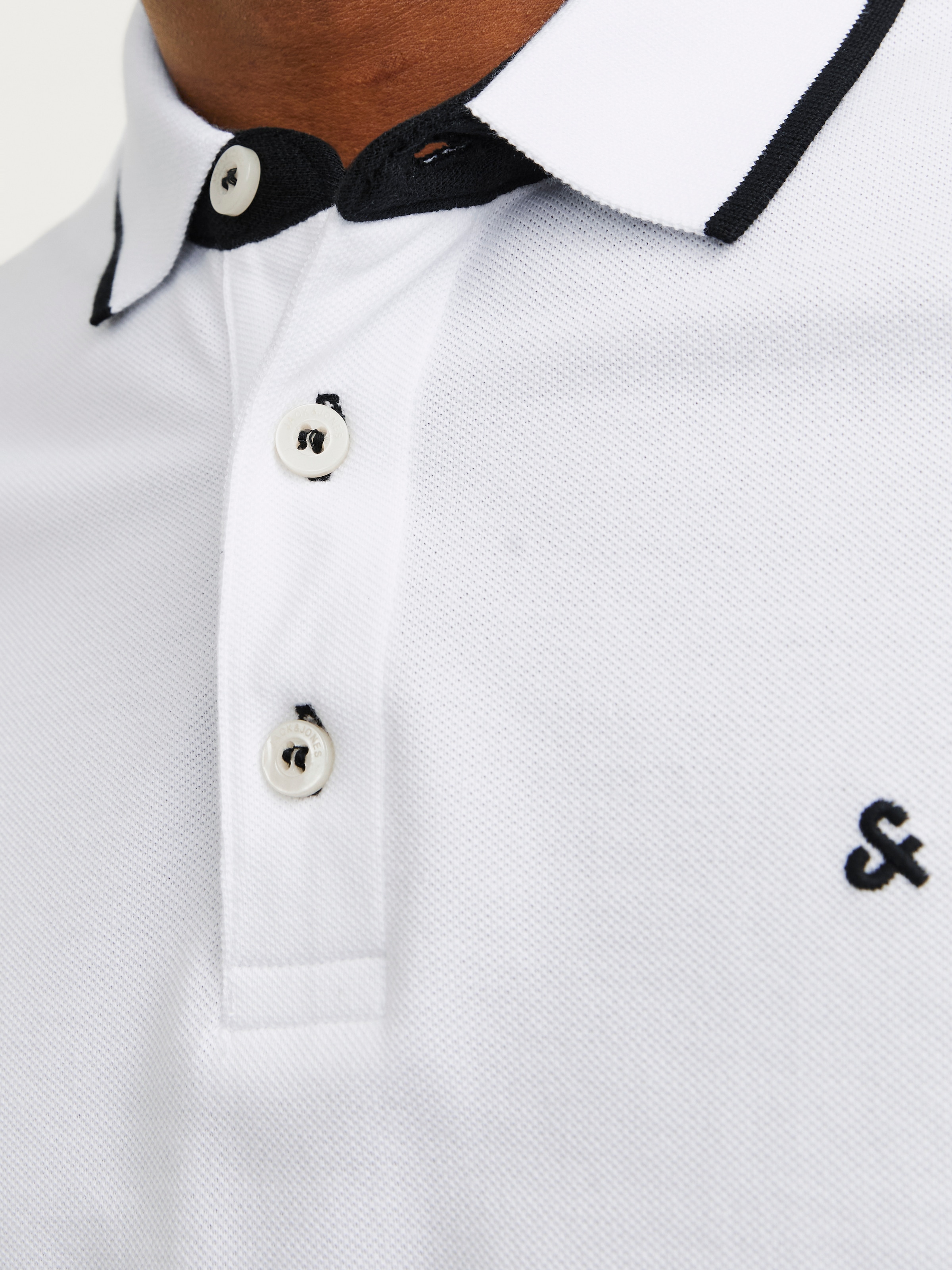 Jack & Jones Poloshirt »JJEPAULOS  Poloshirt mit klassischem Kragen und figurbetonter Form« Logostickerei, modisch, schmal, Baumwolle, Polokragen