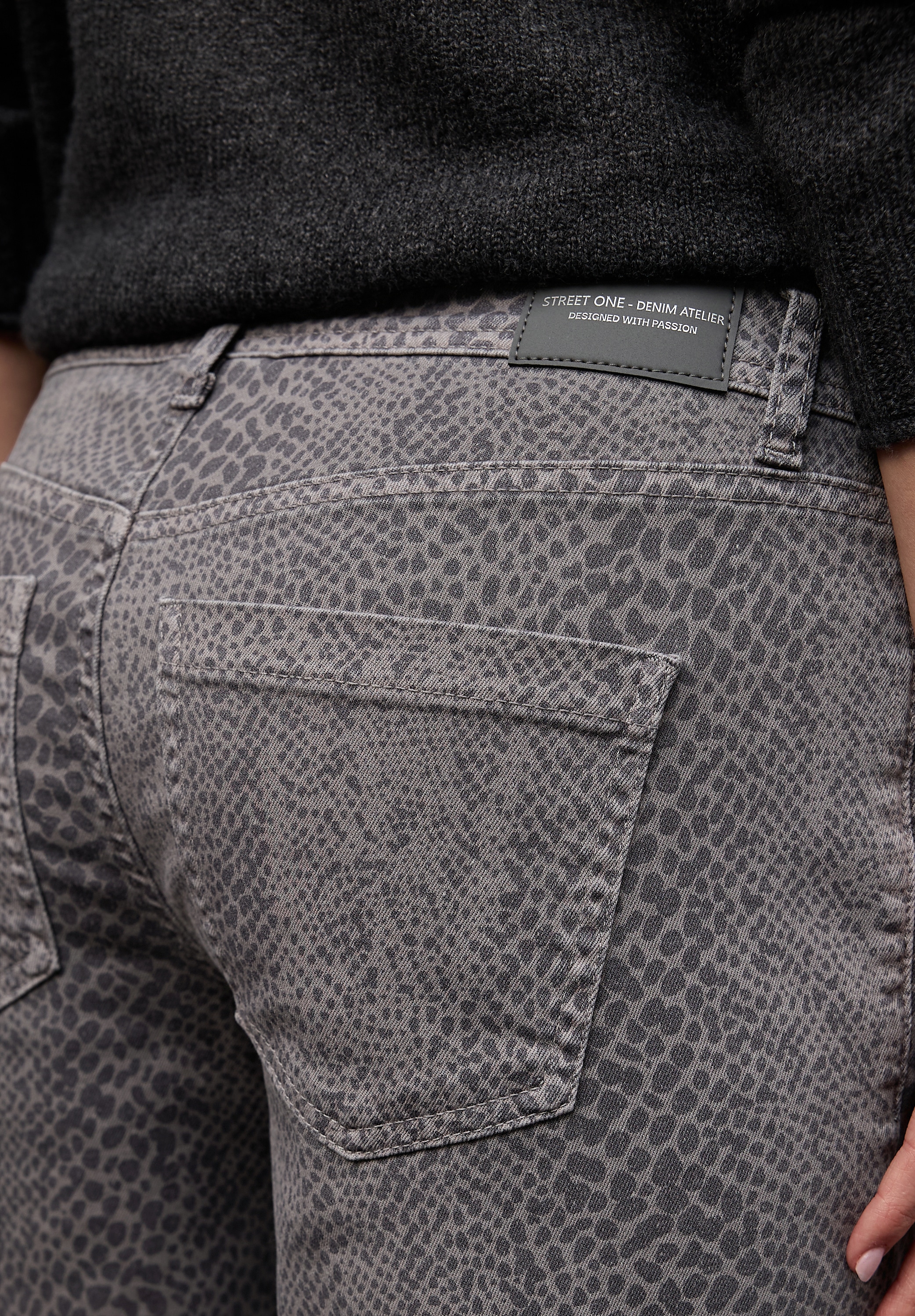 STREET ONE Jeans à 5 poches Graue Waschung, trendiger Snake Print
