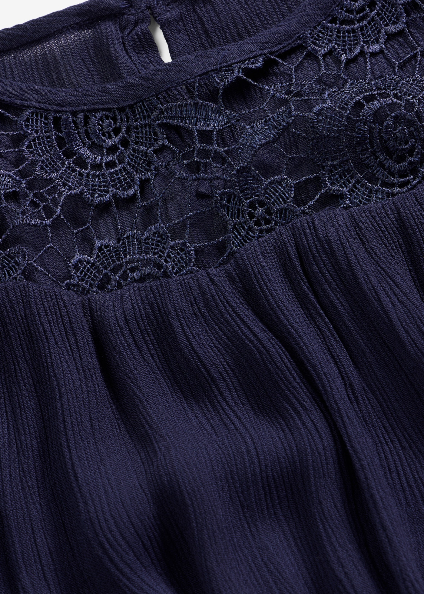 bonprix Blouse à manches courtes »Bluse aus reiner Viskose« coupe confortable, crêpe en viscose, avec superbe insert en dentelle