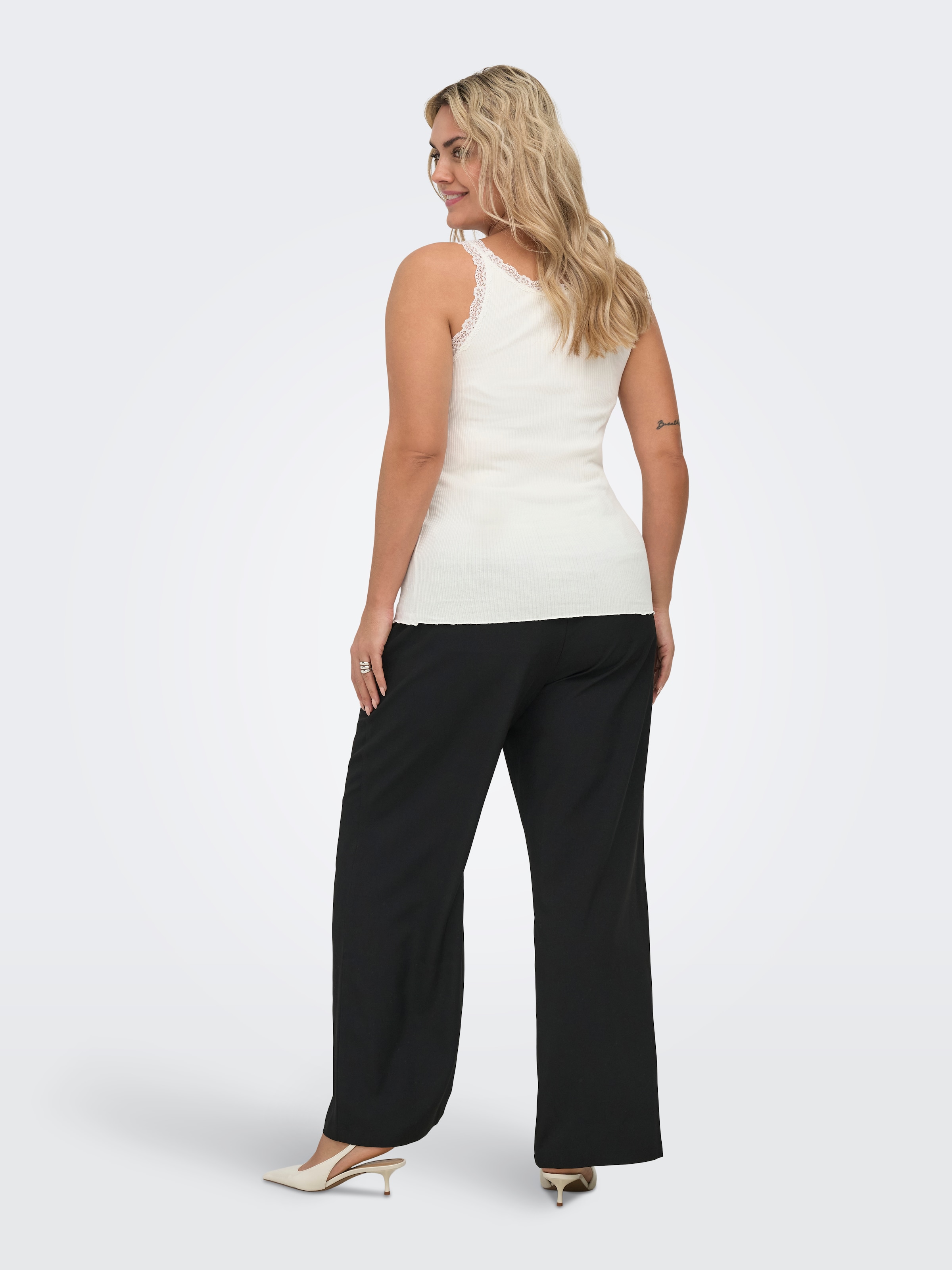 ONLY CARMAKOMA Top à bretelles »CARSARA SHARAI LACE TANK TOP JRS NOOS« avec dentelle à l'encolure et ourlet légèrement ondulé