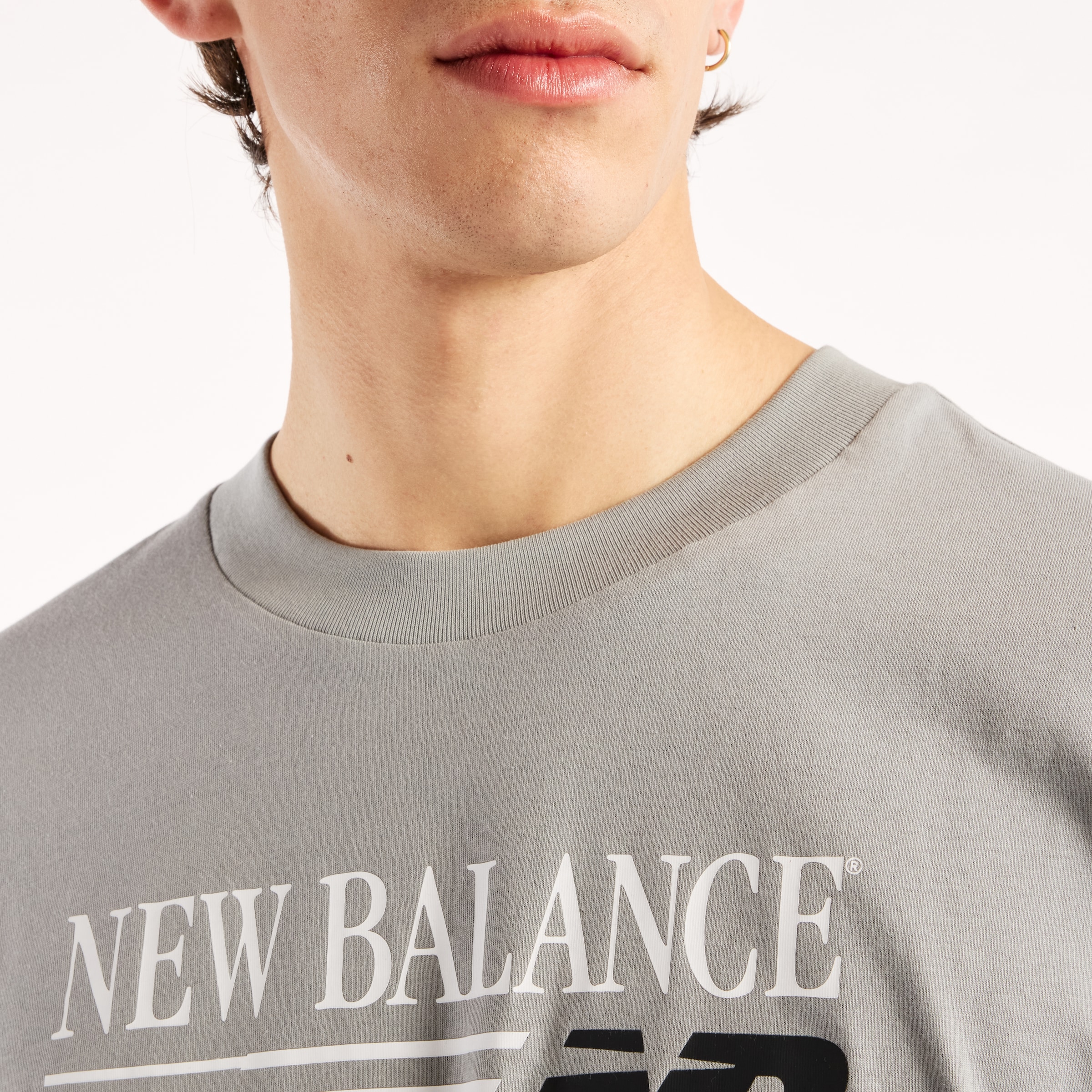 New Balance T-shirt »REIMAGINED  GRAPHIC T-SHIRT« style sportif, en coton, coupe t-shirt