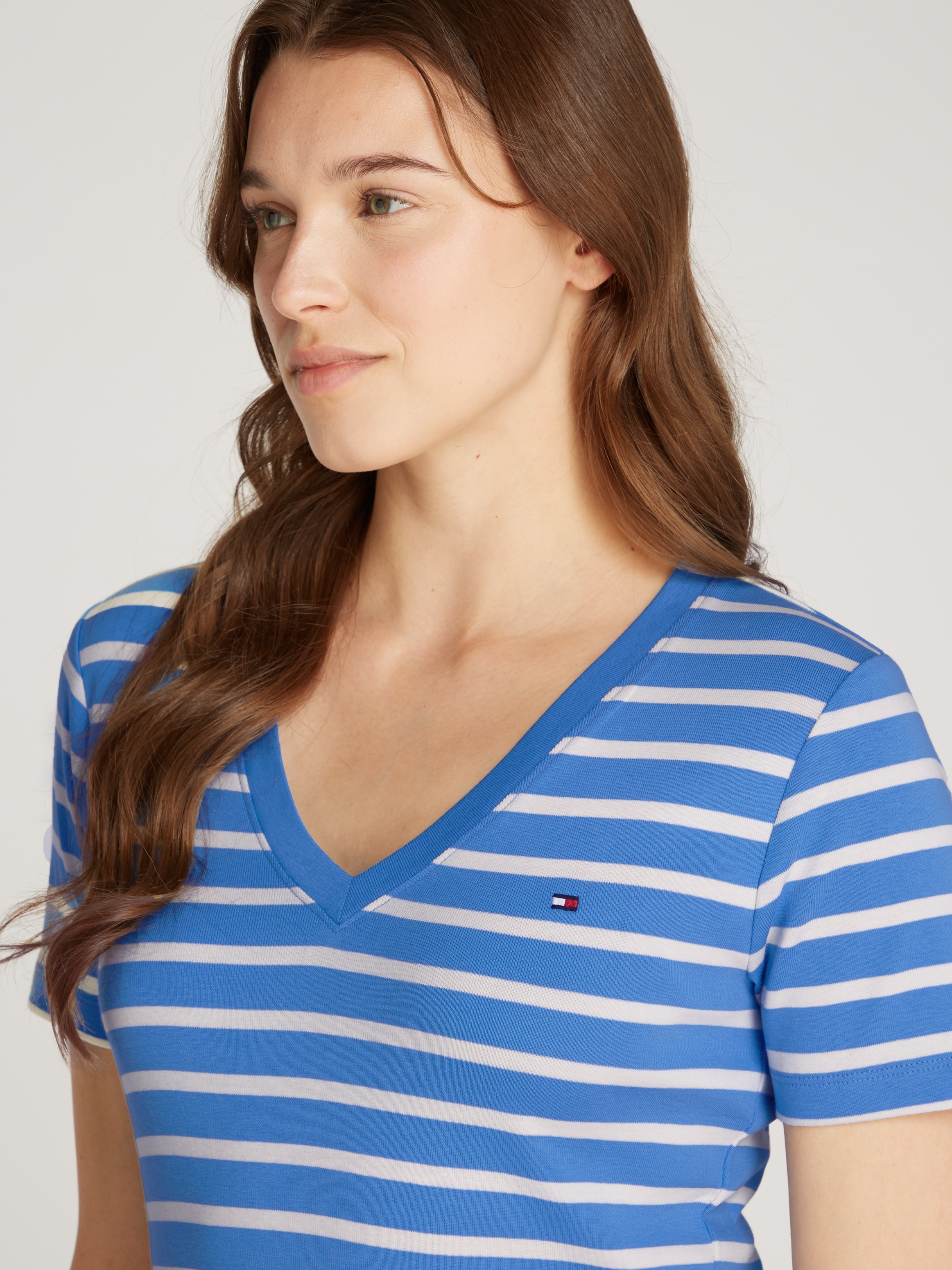 Tommy Hilfiger T-Shirt »SLIM CODY V-NK SS mit V-Ausschnitt und Streifen« Baumwolle, slim fit