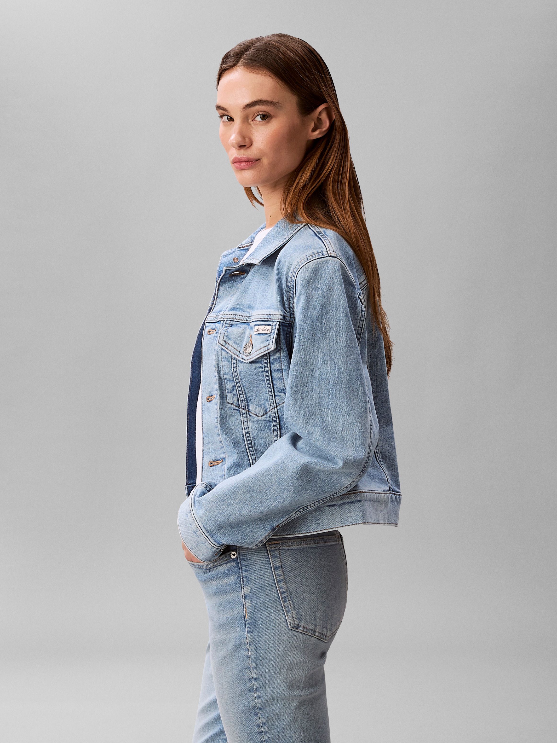 Calvin Klein Jeans Veste en jean »CLASSIC TRUCKER COASTAL LIGHT« sans capuche Coupe régulière avec col rond