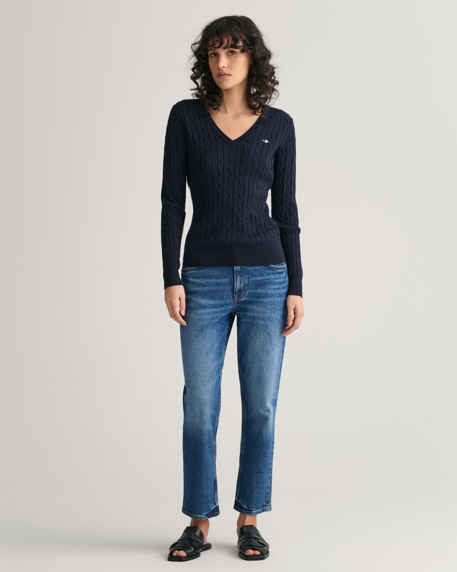Gant Pull en tricot »STRETCH COTTON CABLE V-NECK« mit Logostickerei auf der Brust