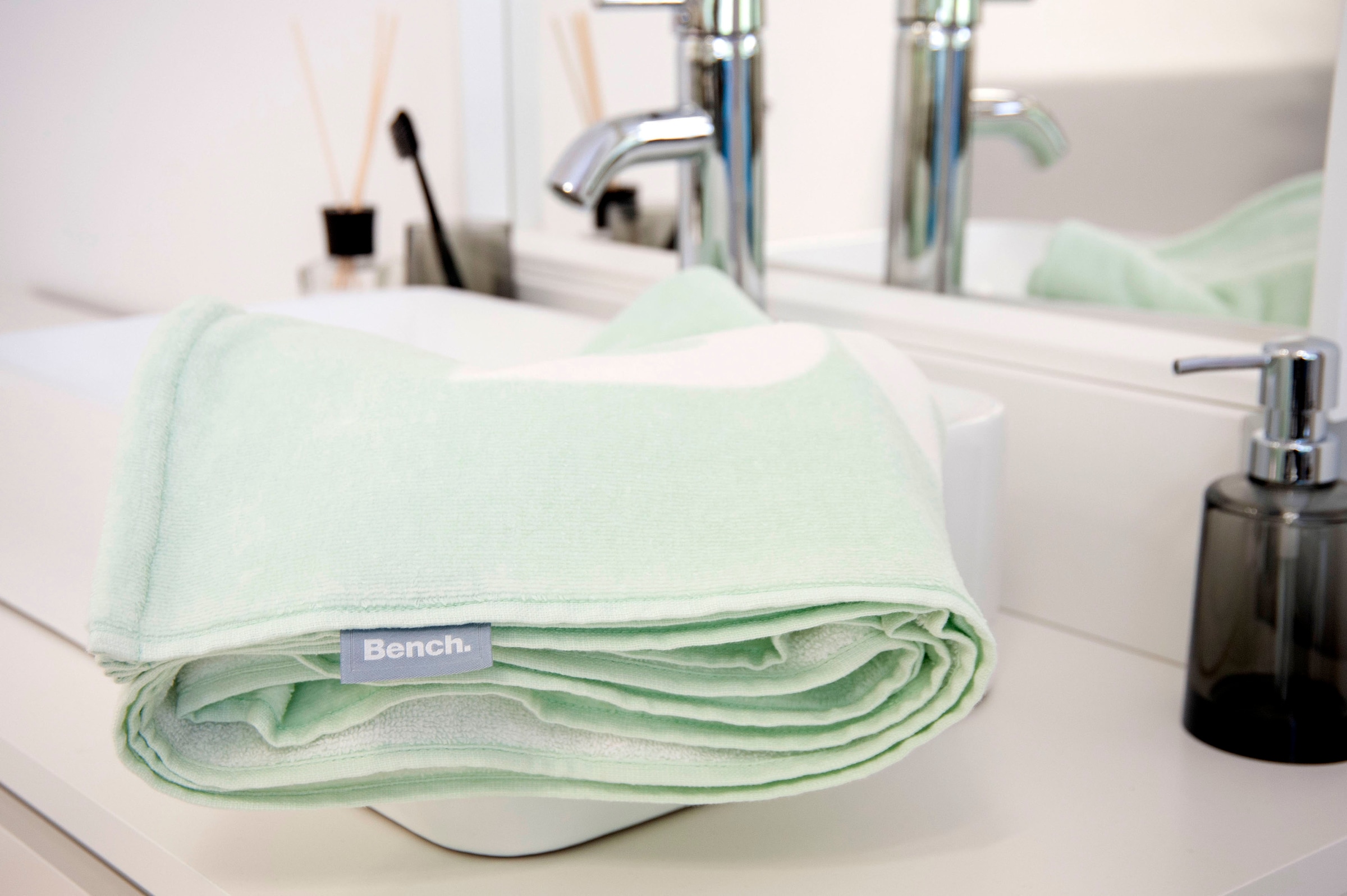 Bench. Serviette de plage »Bench« mit dekorativem "Bench" Schriftzug