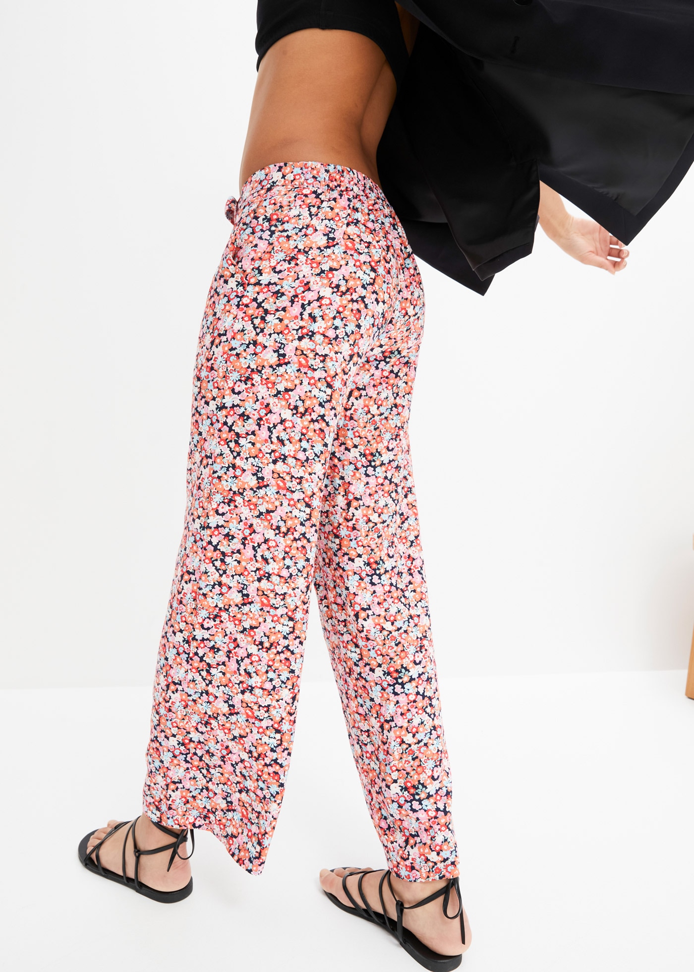 bonprix Pantalon à enfiler  aus Viskose, lockere Passform, femininer Print, moderner Stil