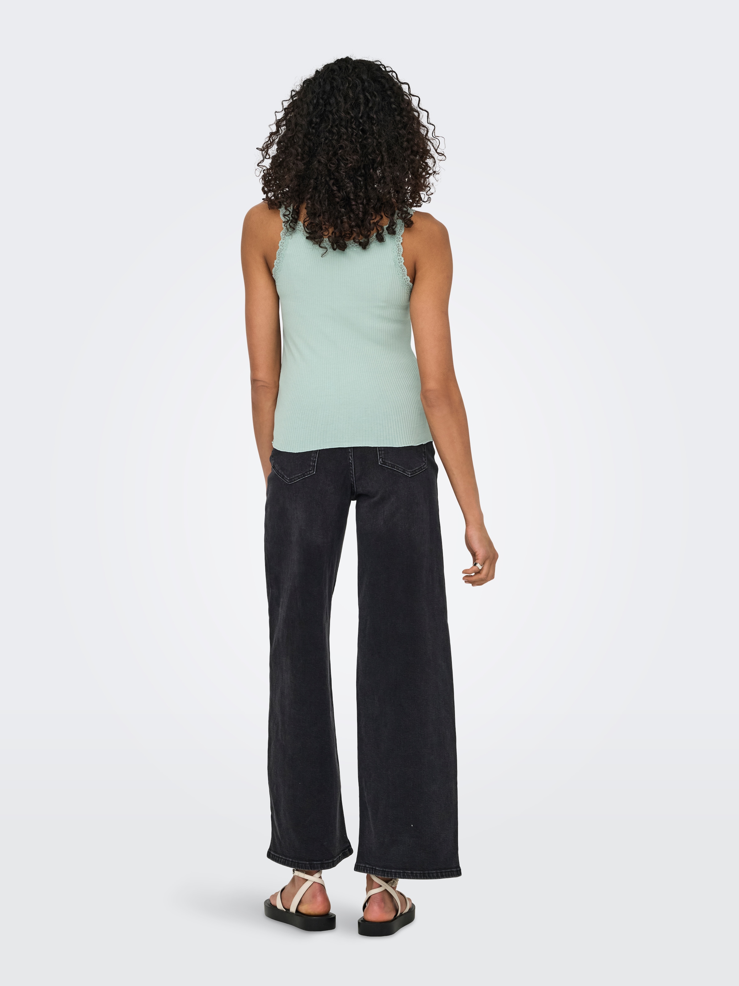 ONLY Débardeur »ONLSARA – Tanktop mit Spitzendetail am Ausschnitt« mélange coton, coupe régulière