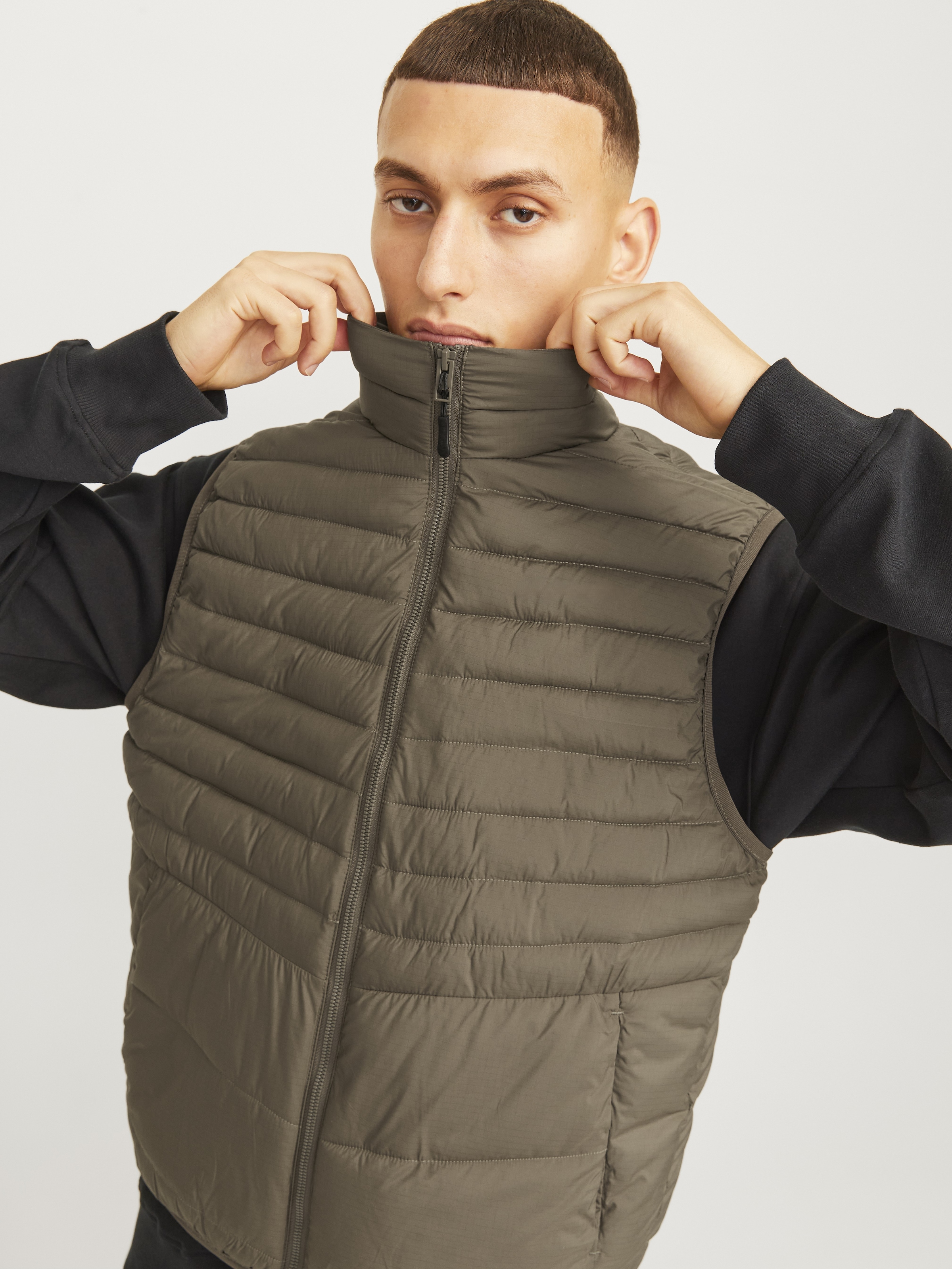 Jack & Jones Gilet matelassé »JJESTATE  Praktische Weste mit Beutel, ideal für unterwegs« uni, tendance, coupe régulière, polyester