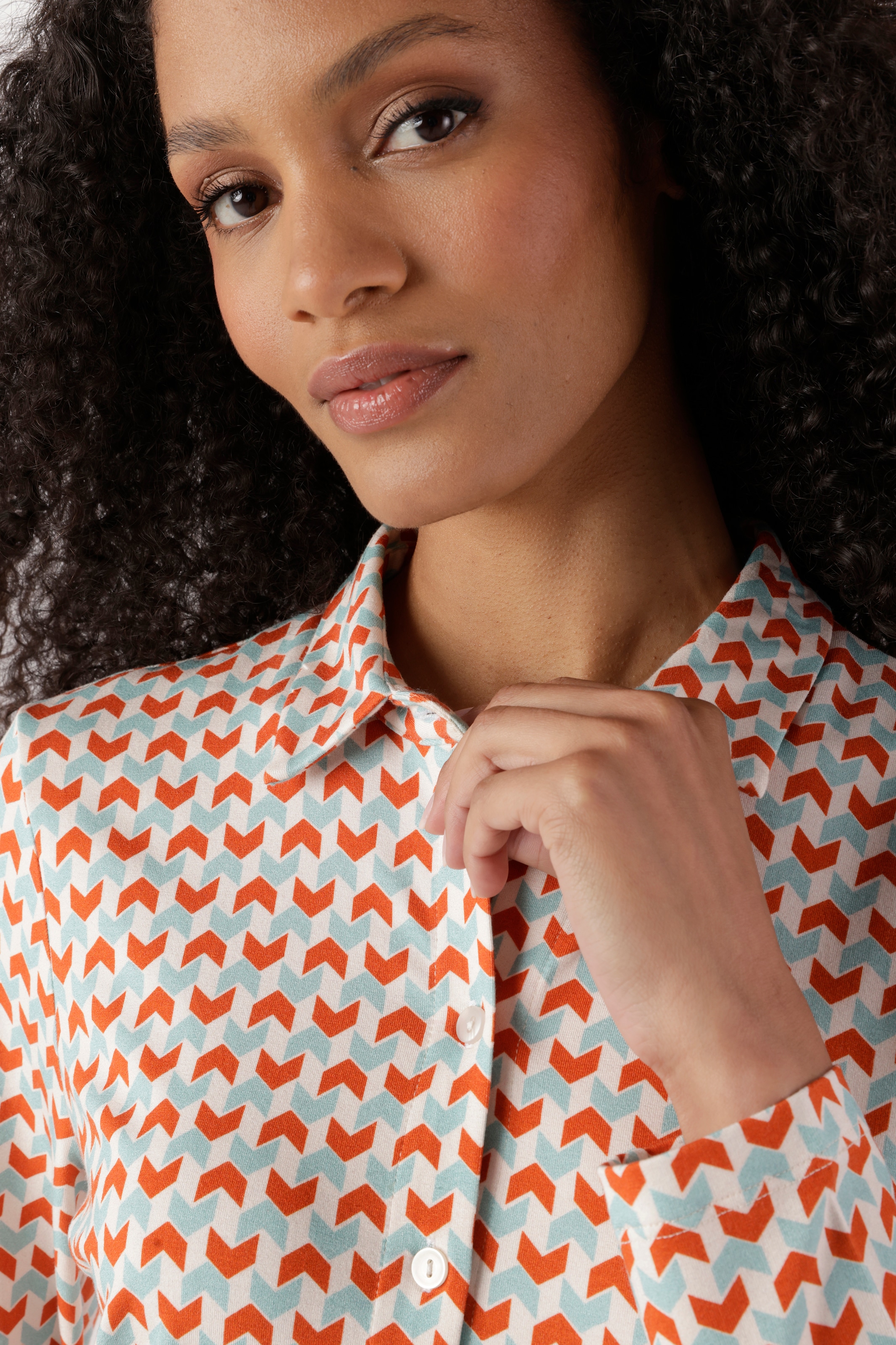 Aniston SELECTED Blouse chemise avec motif rétro graphique extravagant - NOUVELLE COLLECTION