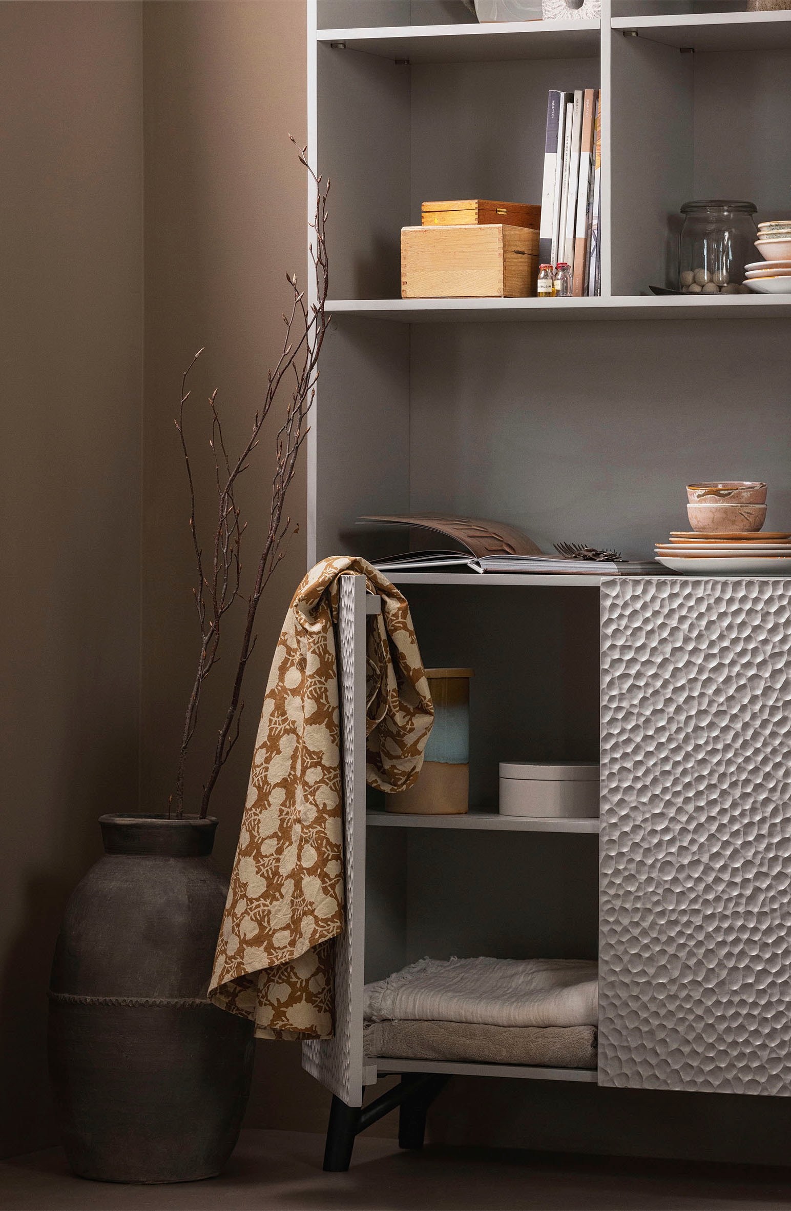 WOOOD Regal »Carve Standregal mit 2 Türen« mit offenen Fächern, 2 Türen, H 200 cm x B 90 cm