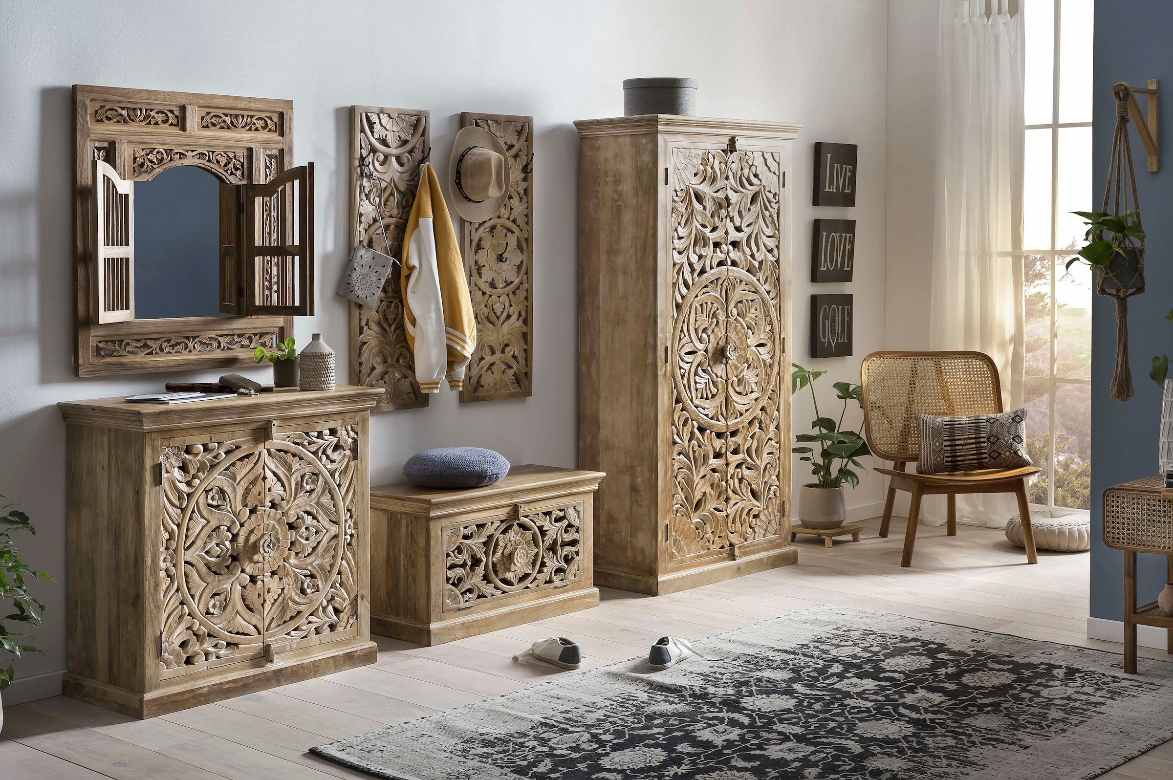 SIT Armoire vestiaire »Pollença aus Mangoholz mit 2 Türen und Schnitzereien« Sculptures orientales élaborées avec 3 étagères insérées