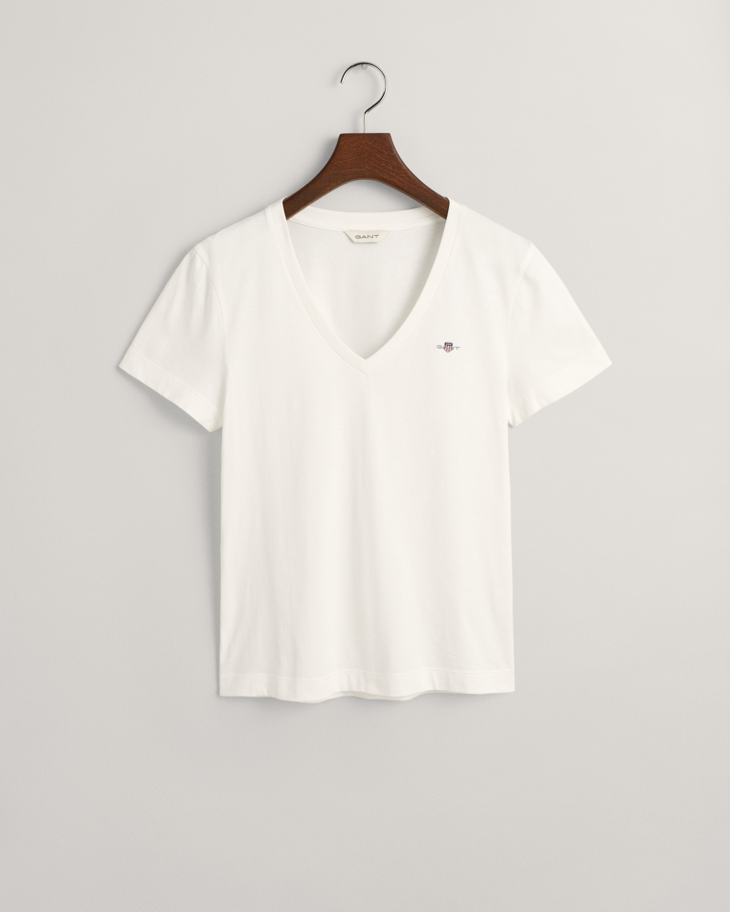 Gant T-shirt »REG SHIELD KA V-NECK T-SHIRT« mit einer kleinen Logostickerei auf der Brust