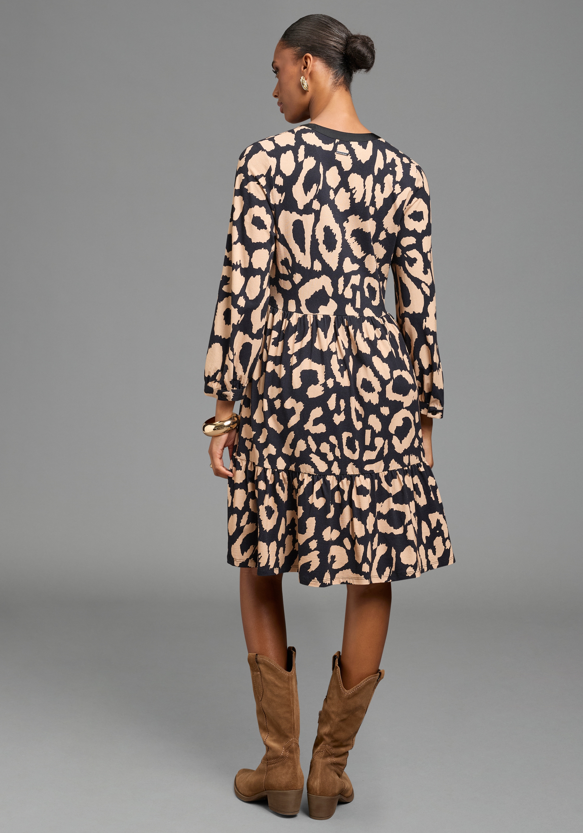 Bruno Banani Jerseykleid »mit Satin-Ausschnitt und Stufenrock« Ohne Taschen im Animal-Look, kniefrei, 3/4 Ärmel