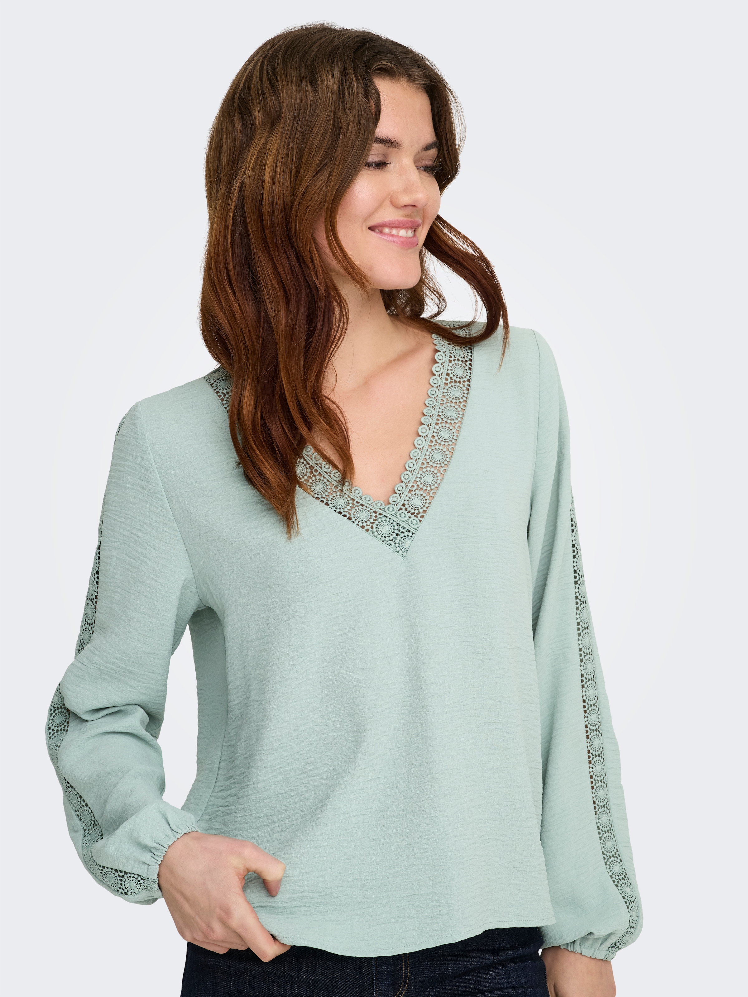 ONLY Blouse à manches longues »ONLGREGOR METTE LS LACE TOP WVN« Kunstfaser, regular fit, V-Ausschnitt, Regular Waist