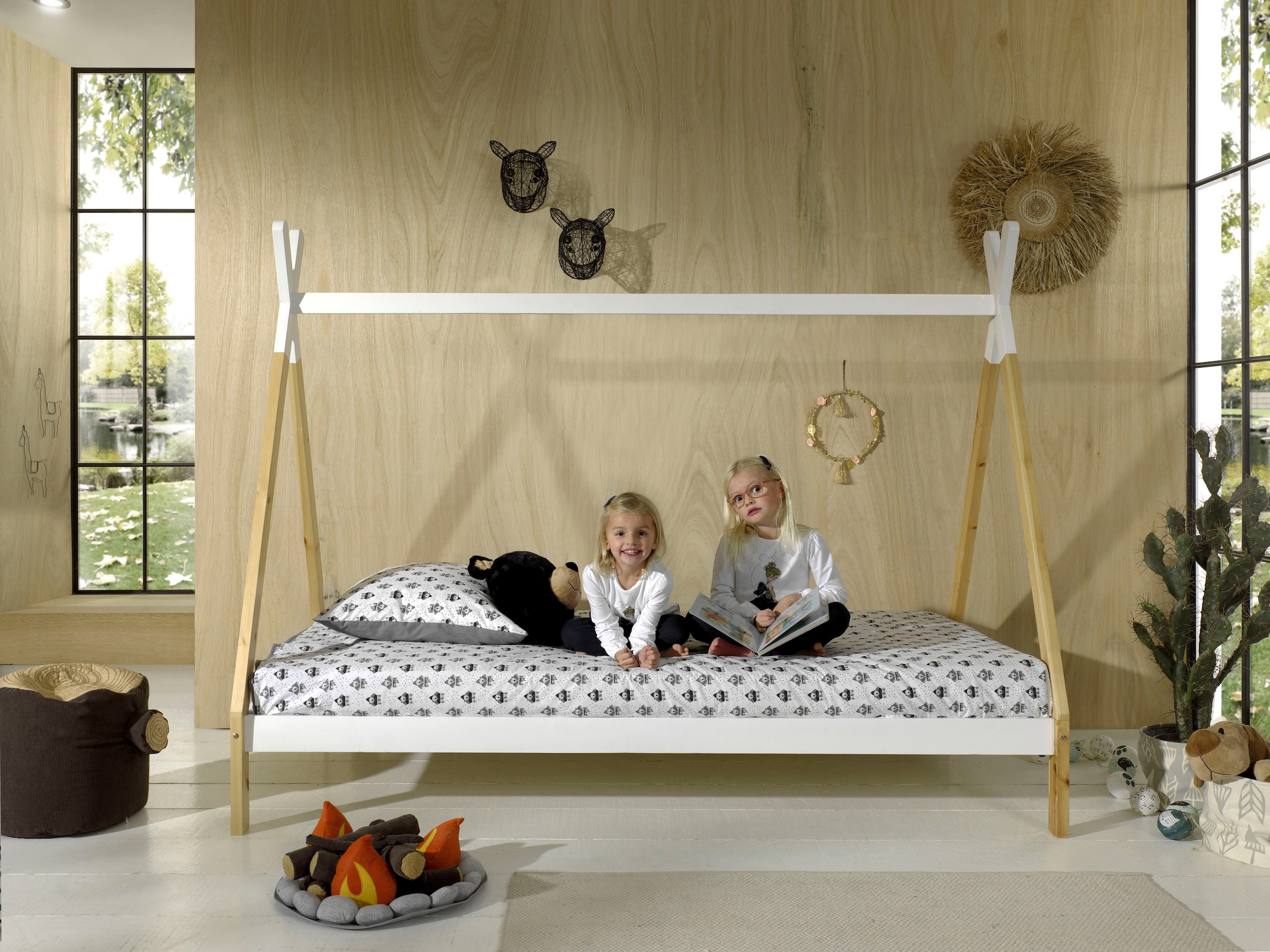 Vipack Lit d'enfant »TIPI, Kiefer massiv, 2-farbig lackiert, mit Rolllattenrost« L/H/P env. 206x158,2x98 cm, barre transversale décorative possible,  90/200, avec ou sans tiroir au choix