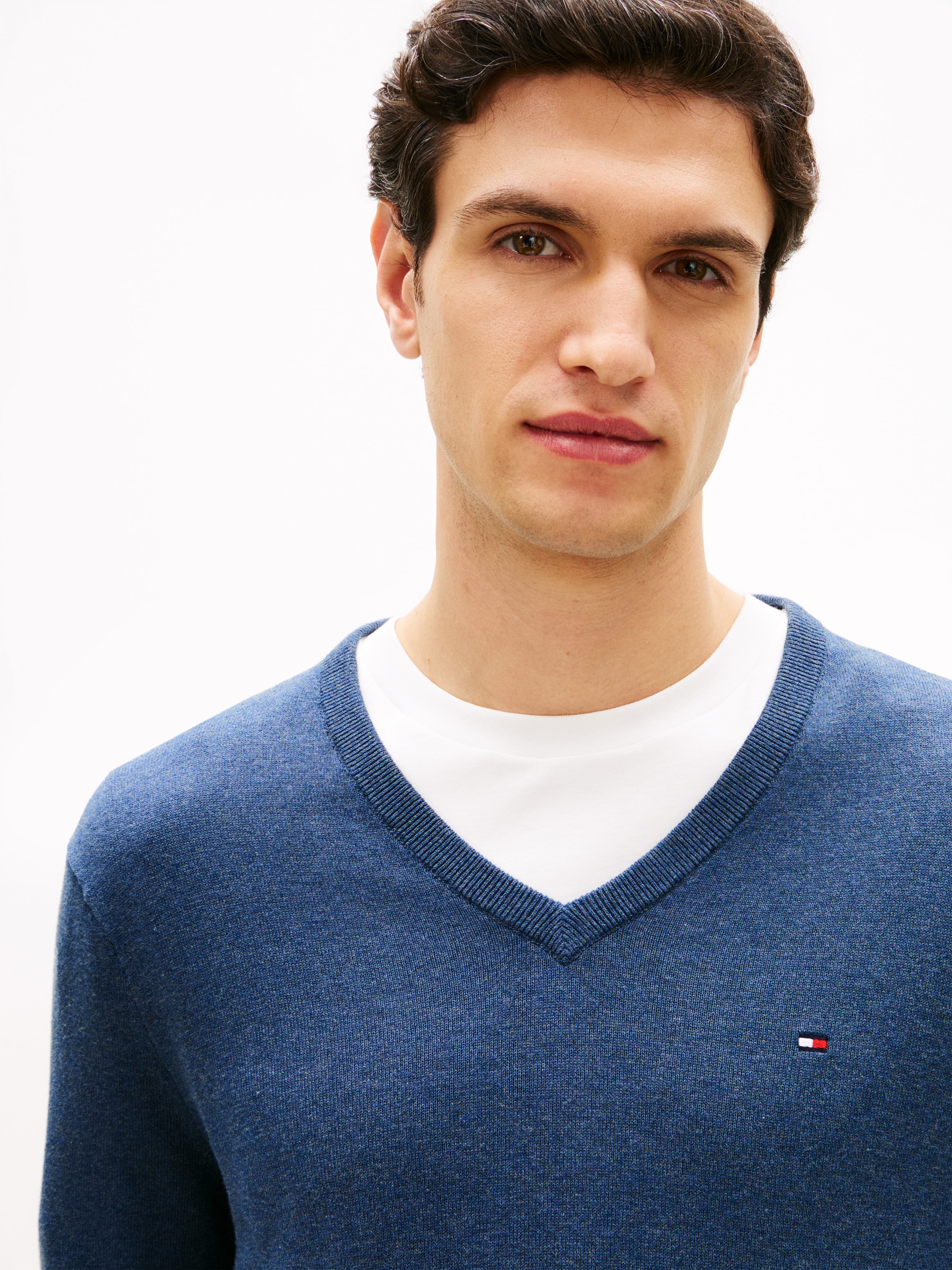 Tommy Hilfiger Pull en tricot »ESSENTIAL COTTON V NECK mit V-Ausschnitt und Stickerei« unifarben, casual, regular fit, Baumwolle, V-Ausschnitt