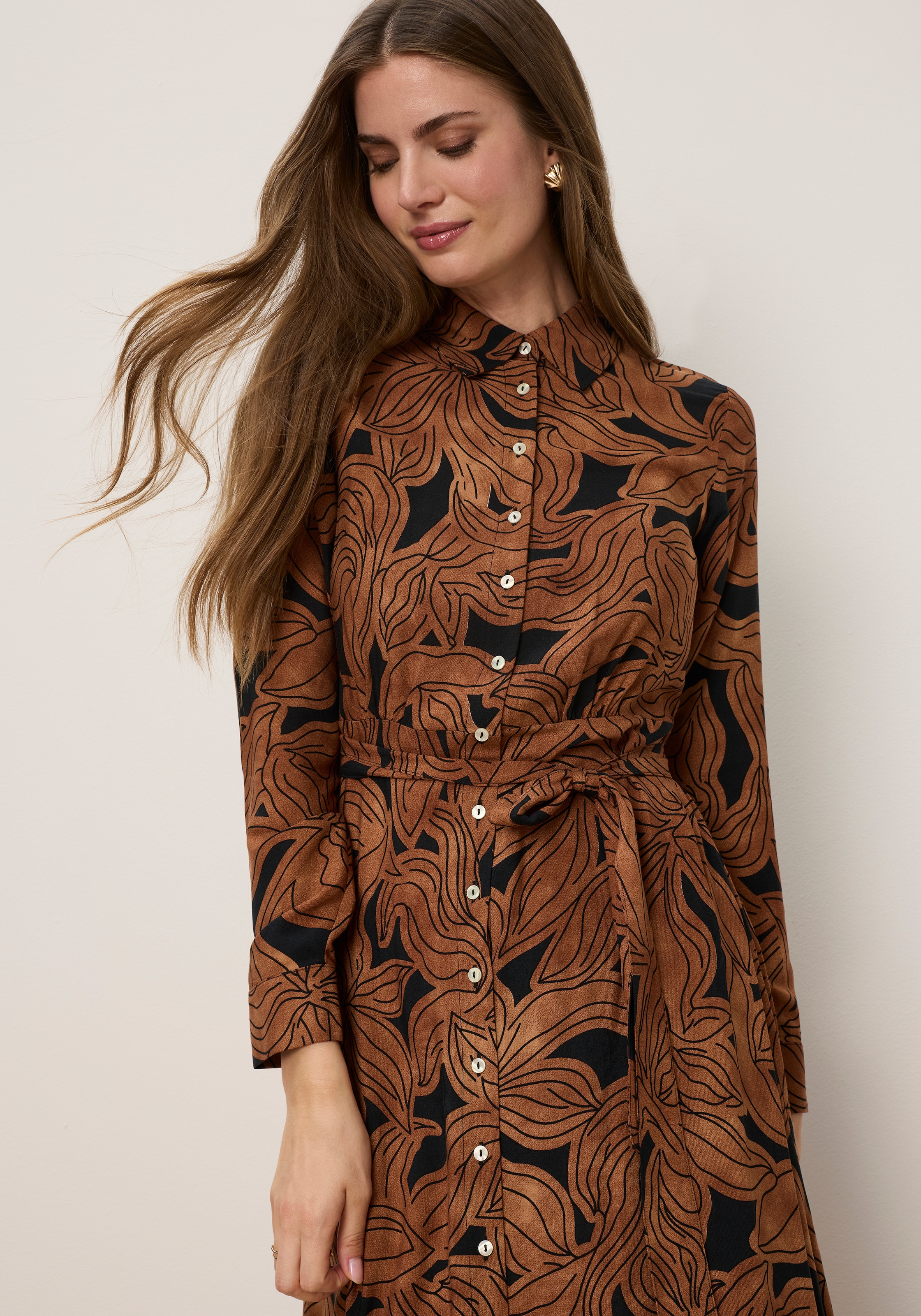 Tamaris Hemdblusenkleid »mit tailliertem Bindeband und Blumenmuster« aus Viskose