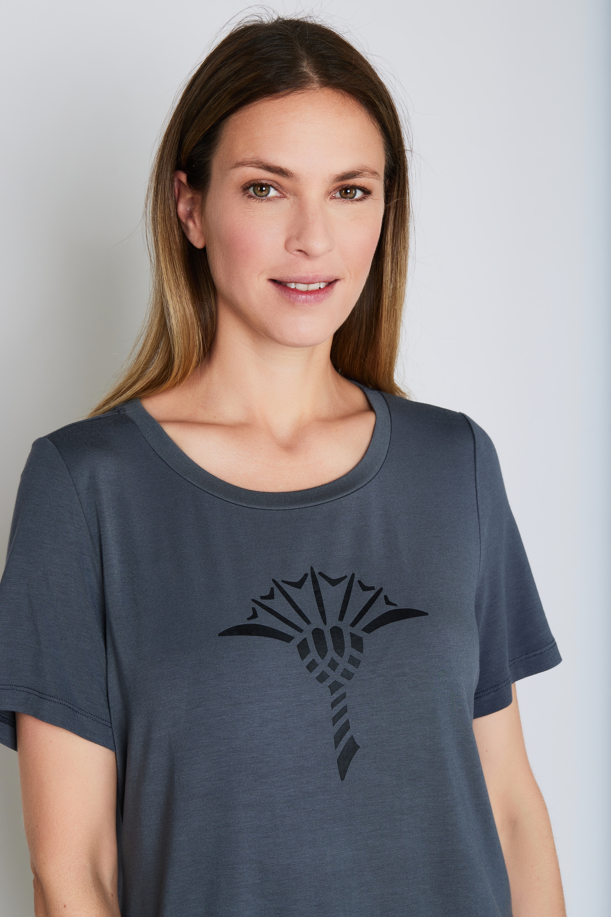 JOOP! T-Shirt »Luxe«, mit dezenter Logostickerei
