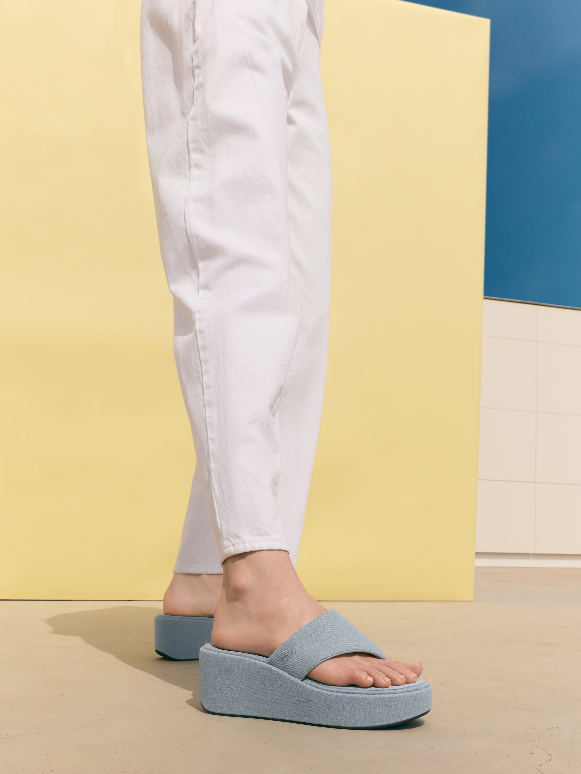 Fitflop Dianette »PLATFFORMS DENIM WEDGE TOE-POST SANDALS«  Plateforme, sandale à lanière entre les orteils, chaussure d'été avec lanière souple