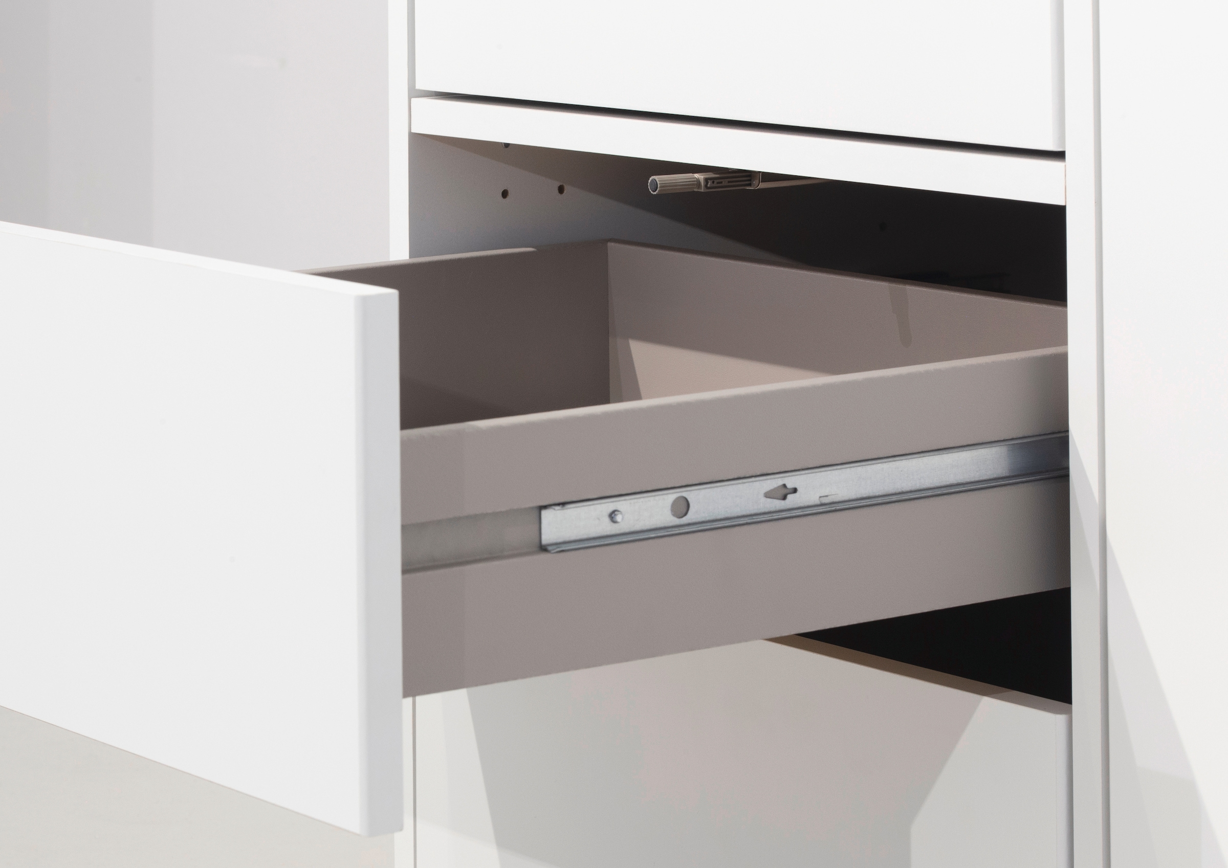 rauch Drehtürenschrank »Kleiderschrank Schrank Garderobe Wäscheschrank NABILA viel Stauraum« in 3 verschiedenen Ausstattungen BASIC/CLASSIC/PREMIUM,  mit 2 Schubladen und Push-to-Open Funktion TOPSELLER MADE IN GERMANY