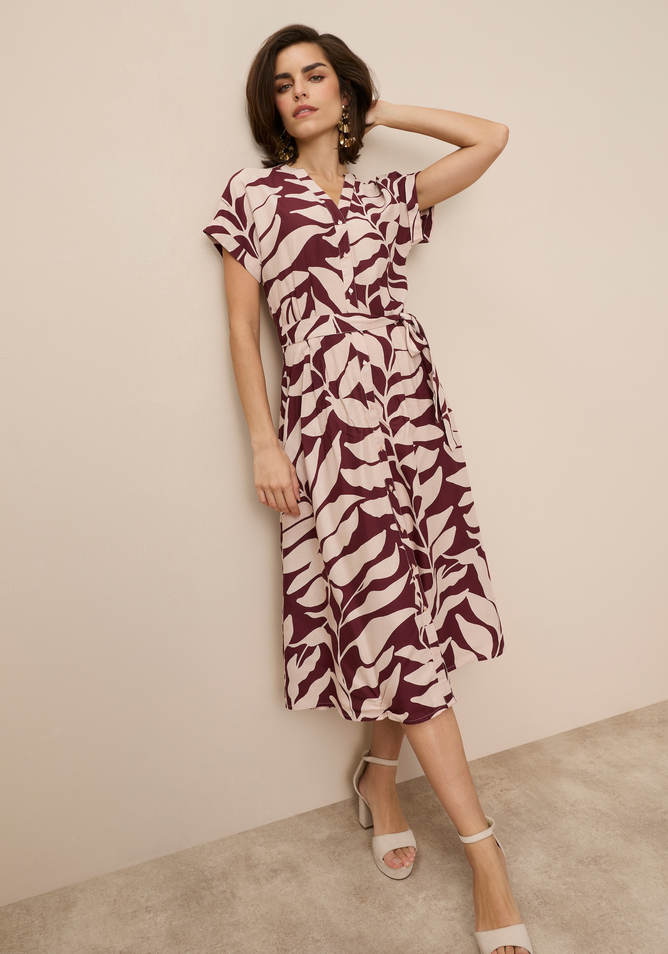 Tamaris Robe chemisier Set, mit Bindegürtel, 2 pièces tlg. aus Viskose, für Frühling und Sommer, gemustert, Mitte-Wade-Länge