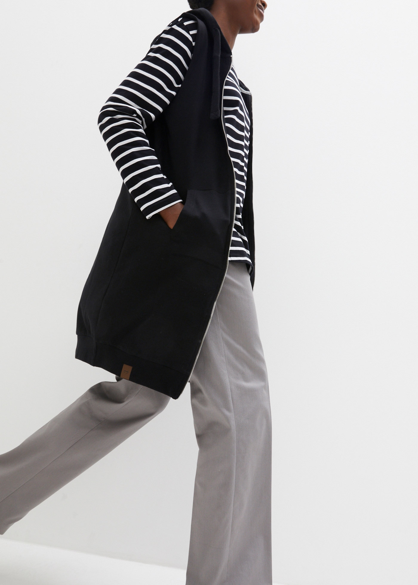 bonprix Gilet de sweat lange Weste mit Kapuze, Baumwoll-Mischung, 2-Wege-Zipper