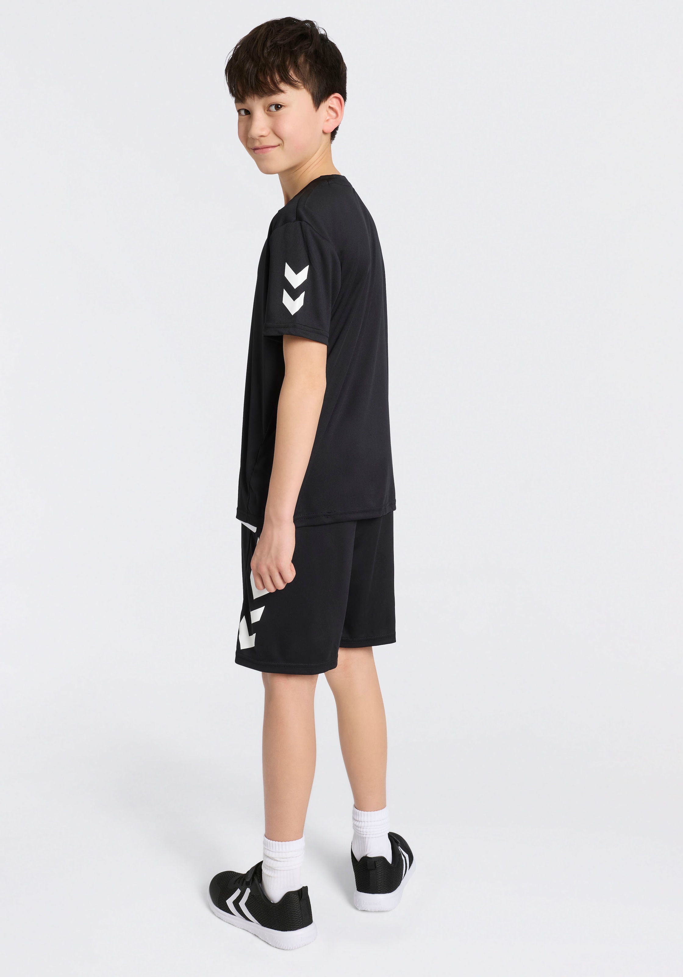 hummel T-shirt & short »HMLLOGO SET KIDS« Set, 2, 2 cuis mit elastischem Bund, aus Polyester, pflegeleicht, sportlicher Stil