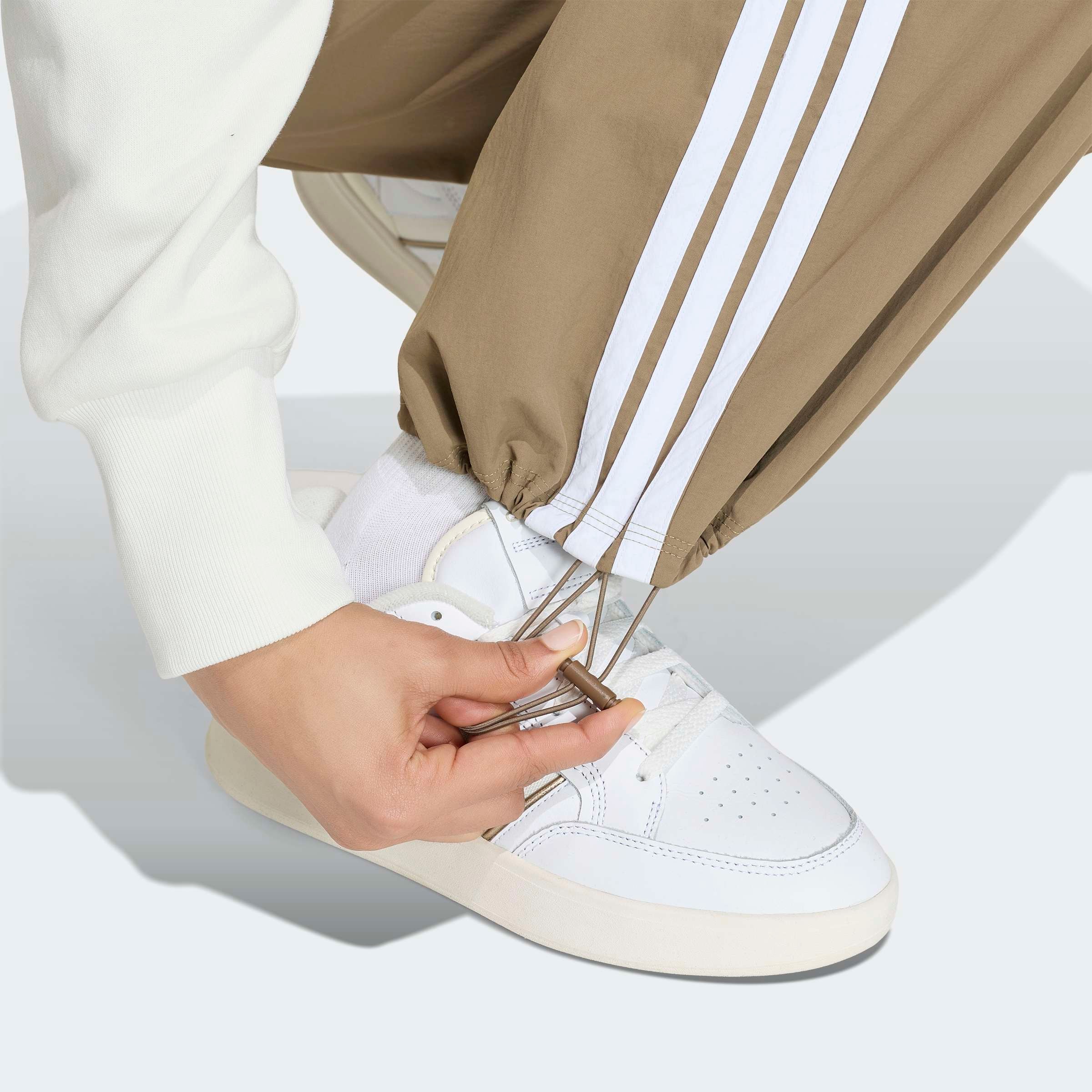 adidas Sportswear Pantalon de sport »ICONIC, GEWEBT, WEITES BEIN«