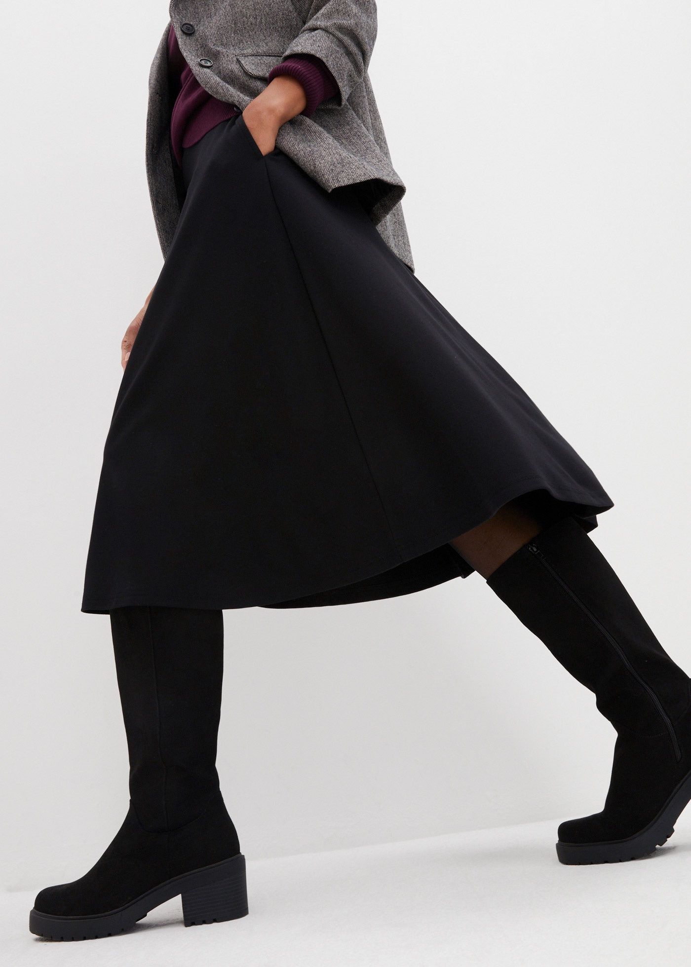 bonprix Jupe midi en mélange de matériaux doux, coupe évasée