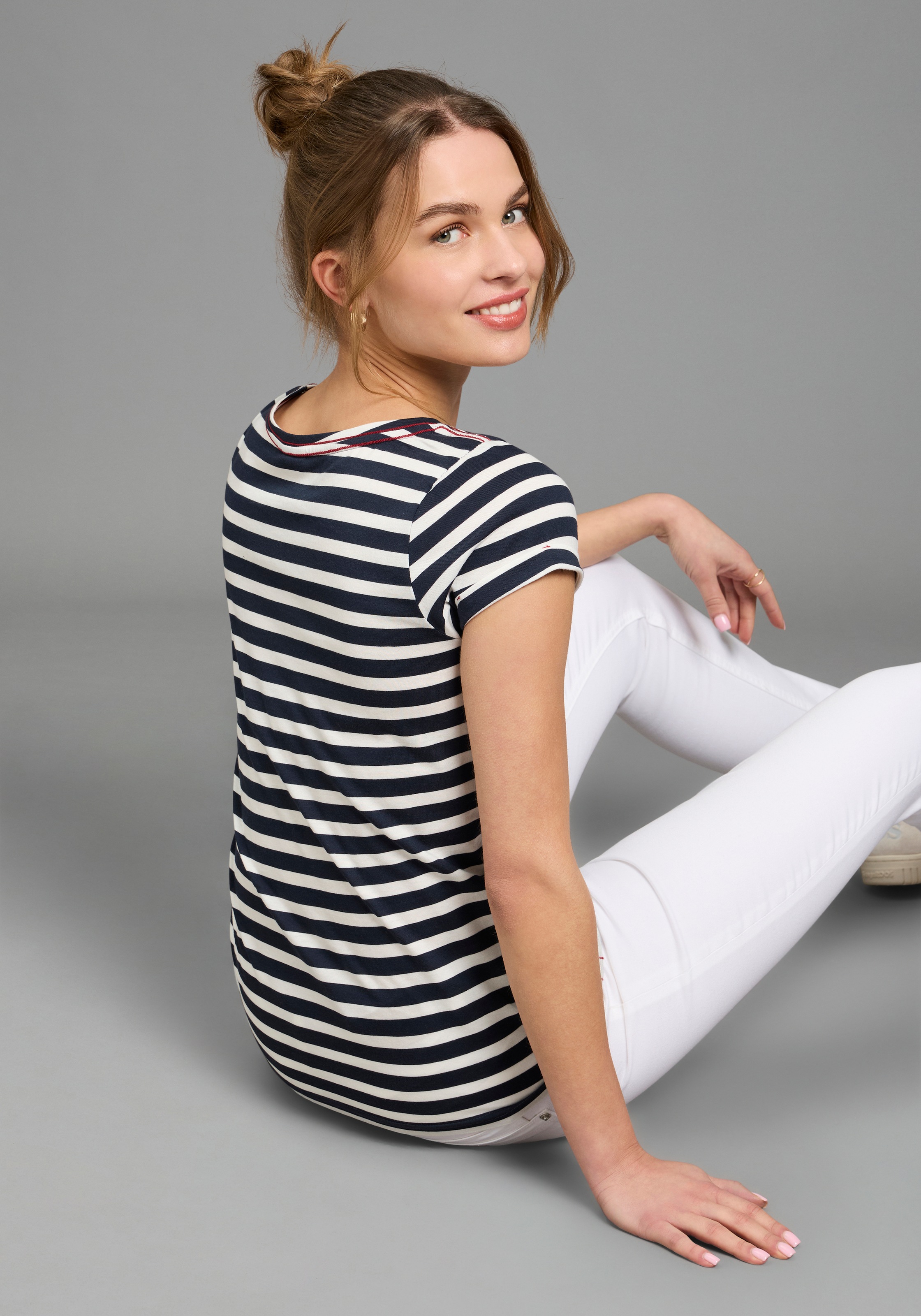 KangaROOS Print-Shirt Kurzarm,  figurbetonter Schnitt,  mit Metallic-Print