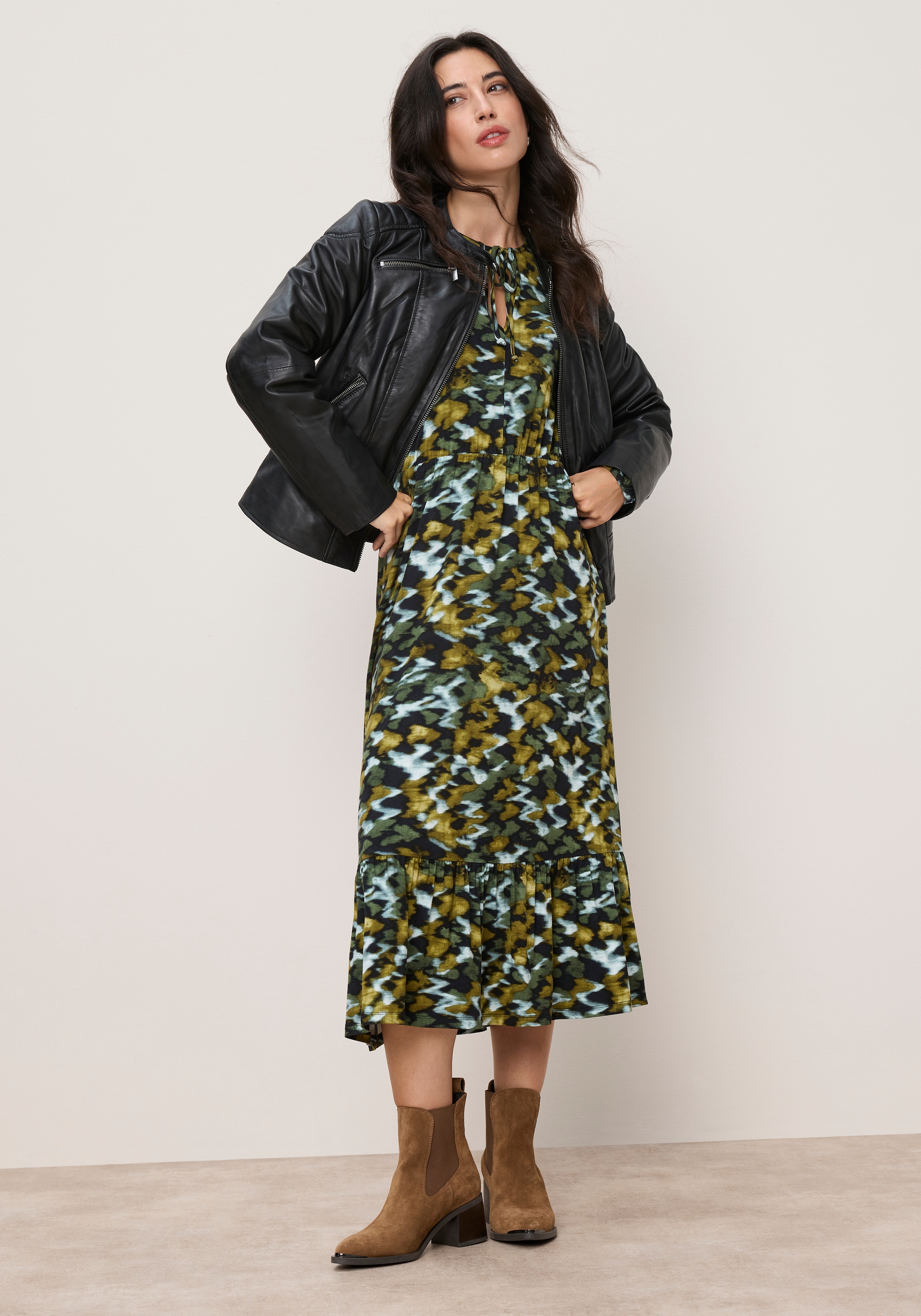 Tamaris Robe midi »aus Jersey, mit figurumspielender Passform, wadenlang« avec ceinture cintrée et motif tendance