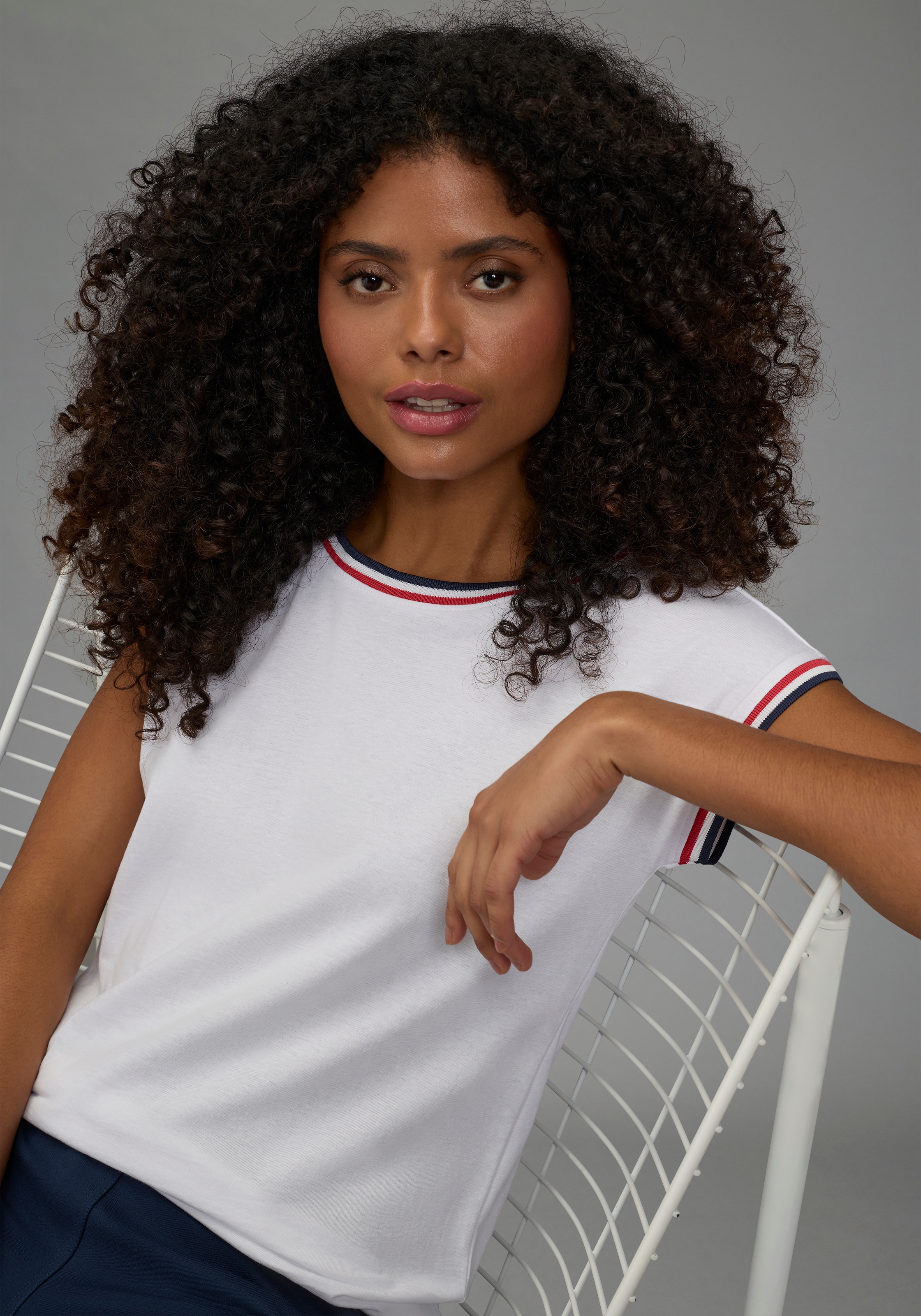 AJC Shirt à col rond figurumspielende Passform, Rundhalsausschnitt mit Blende