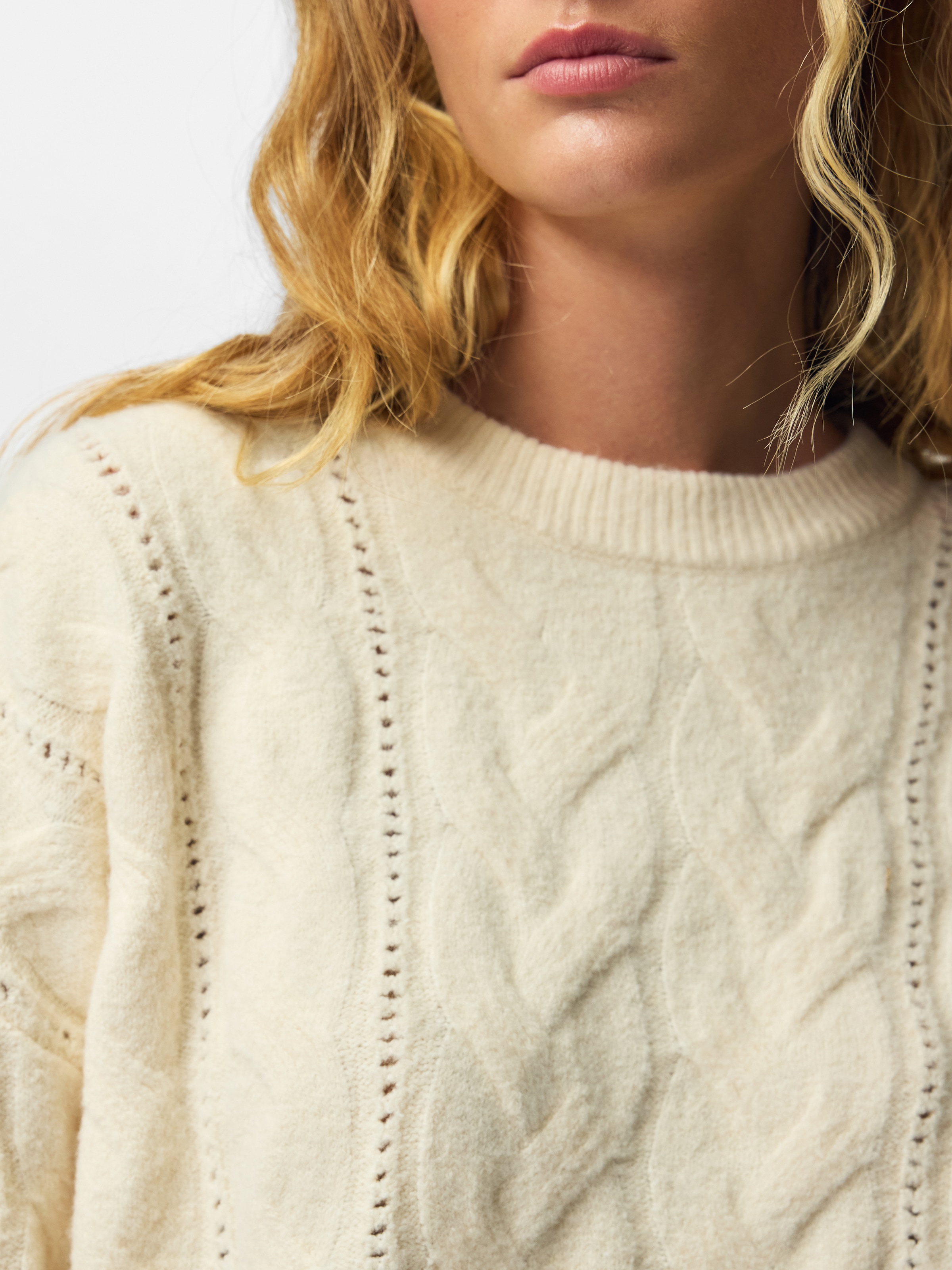pieces Pull en tricot »PCKATHY LS O-NECK CABLE KNIT NOOS BC« Mélange de matériaux, motif en tricot torsadé