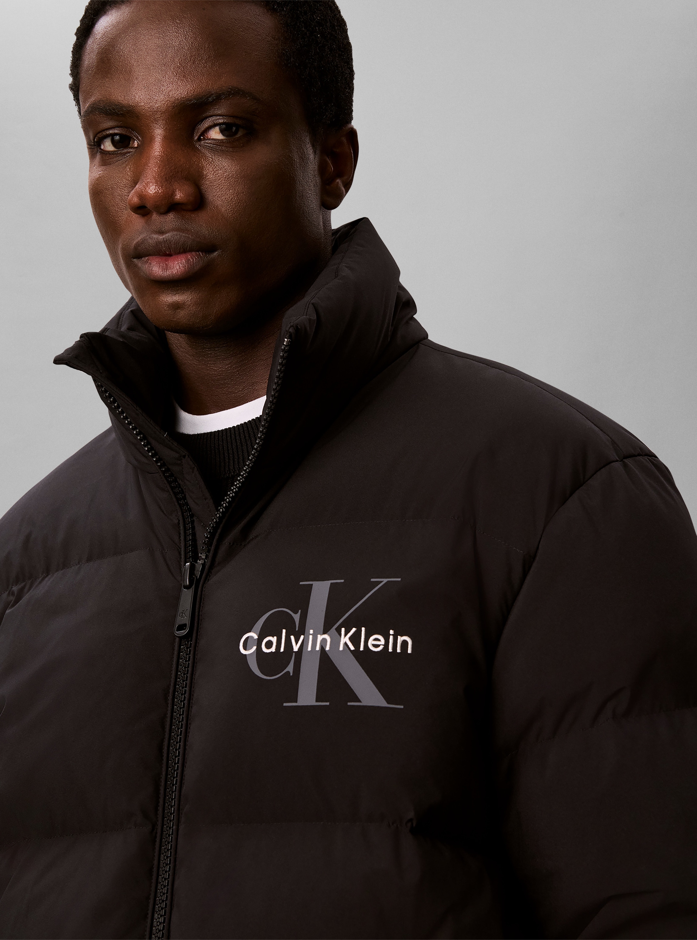 Calvin Klein Steppjacke »NYLON MONOLOGO DOWN PUFFER« ohne Kapuze Regular fit, Logoschriftzug