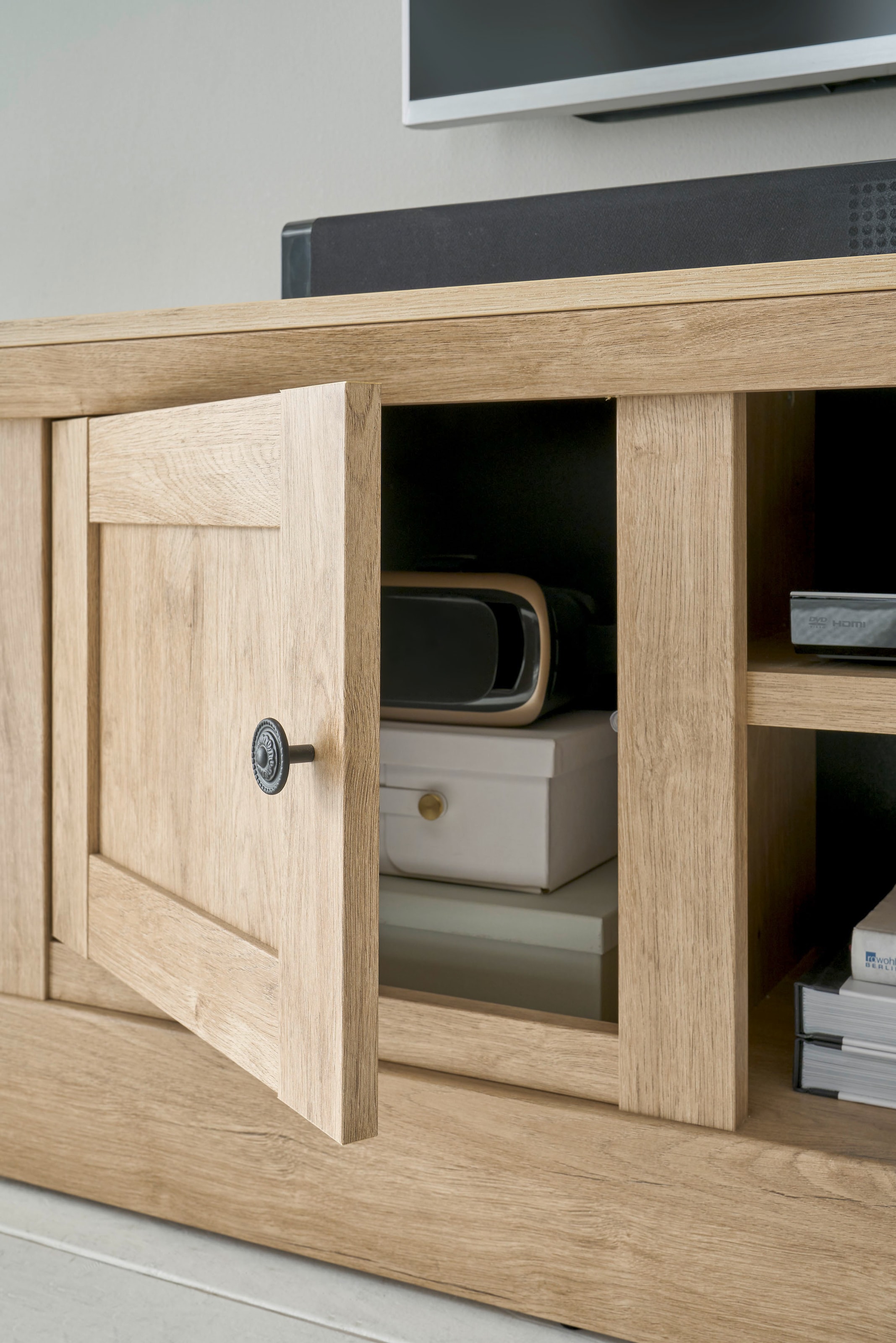 Home affaire Table basse »Cornwall, Unterschrank im Landhausstil, Kommode, Eiche Dekor« 1 cuis tlg. verschnörkelte Metallgriffe, offene Fächer und Türen, 152 cm breit