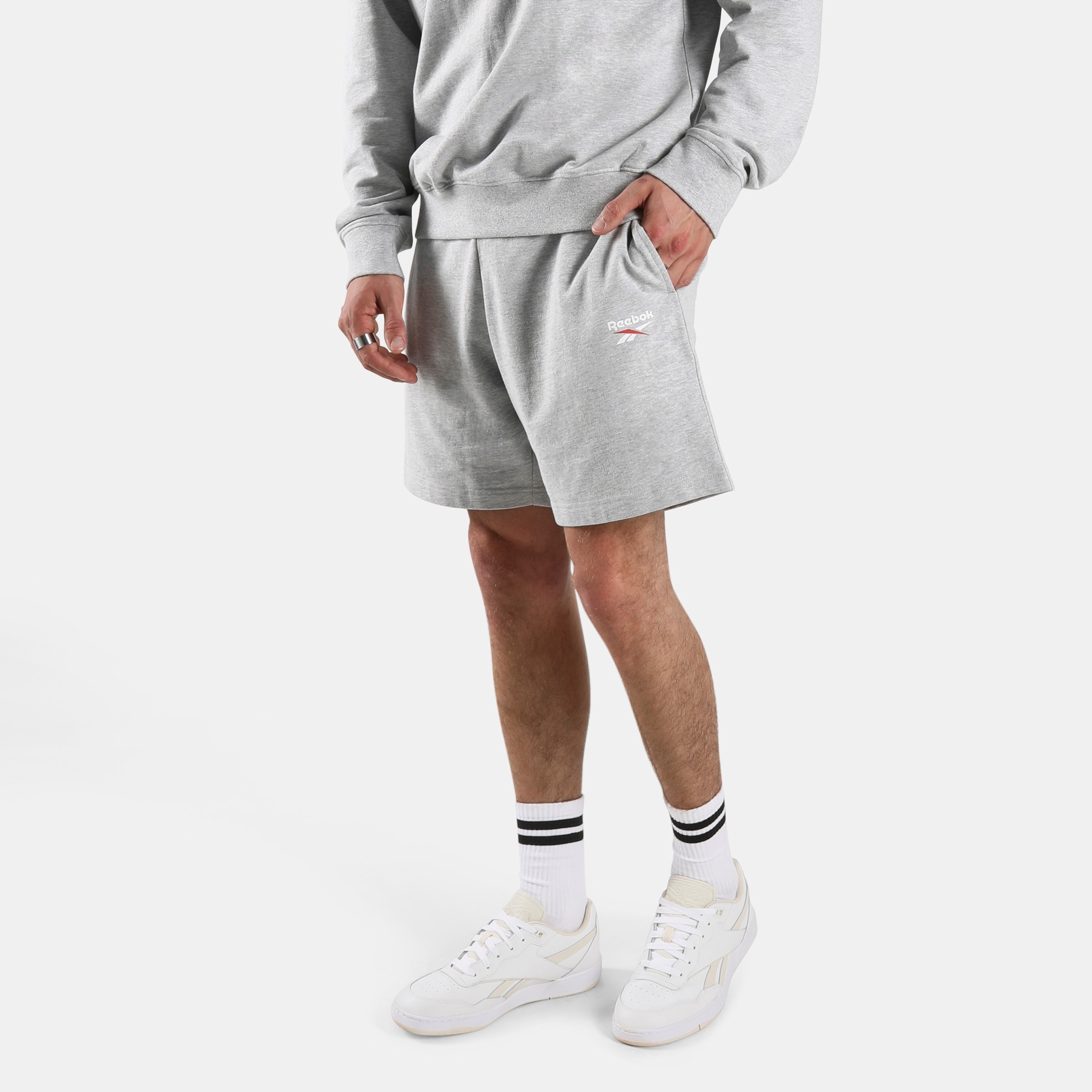 Reebok Sweatshorts »ID SMALL LOGO SHORTS«  shorts en molleton pour mode été et printemps, tailles S à XXL