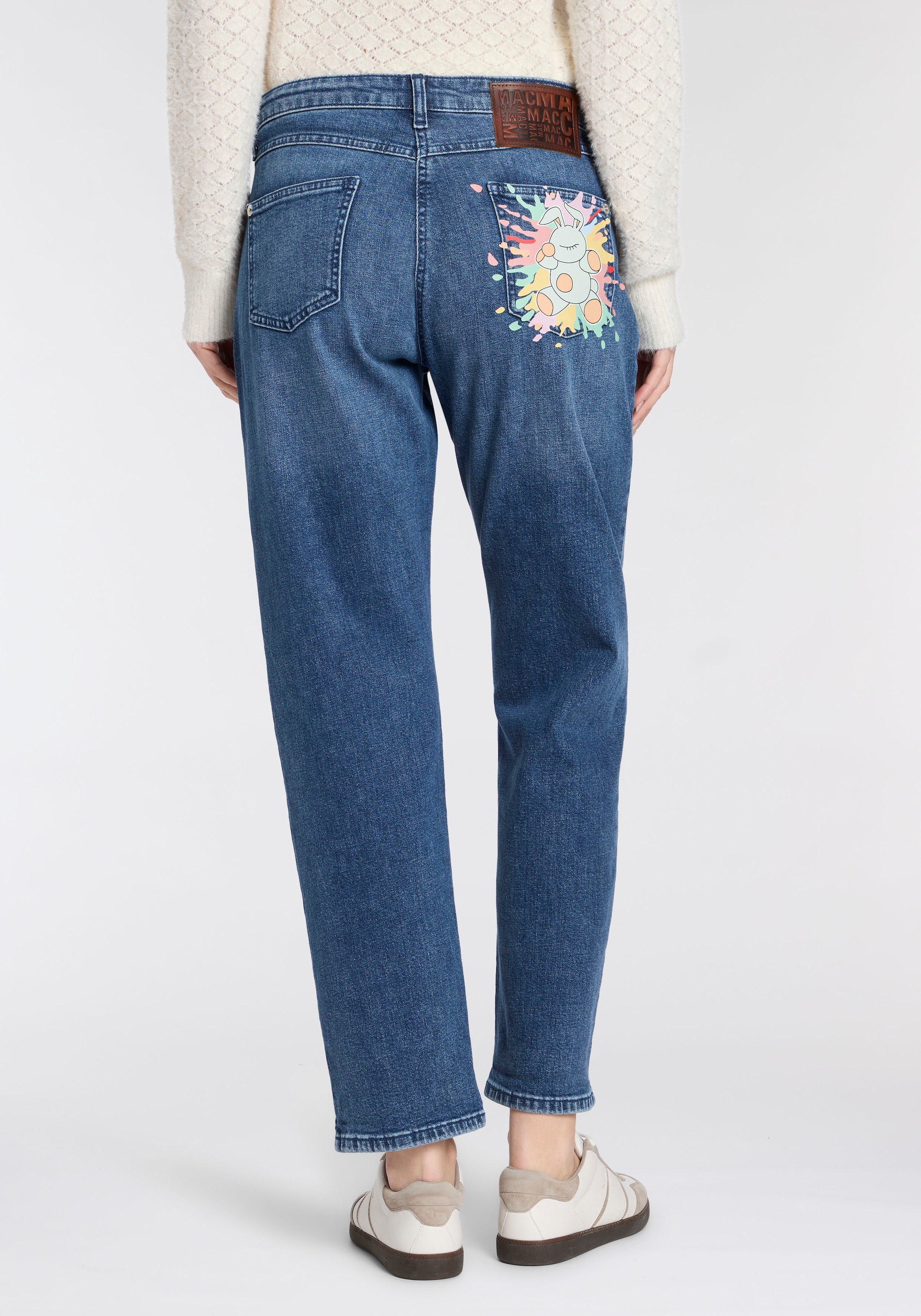 MAC 5-Pocket-Jeans »STRAIGHT rabbit« Plakativer Druck auf der Gesässtasche