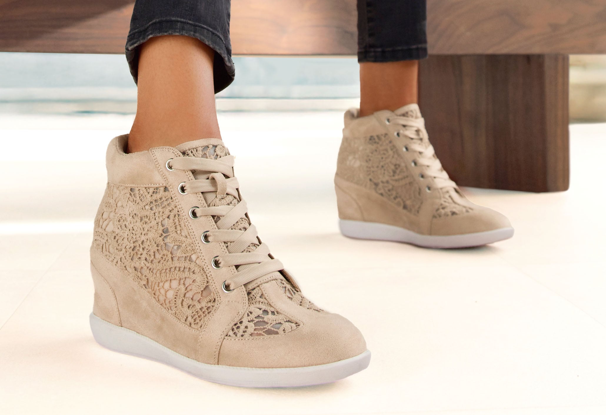 LASCANA Bottines »Freizeitschuh, Keilstiefelette, Sneaker«  mit innenliegendem Keilabsatz und Spitzendetails