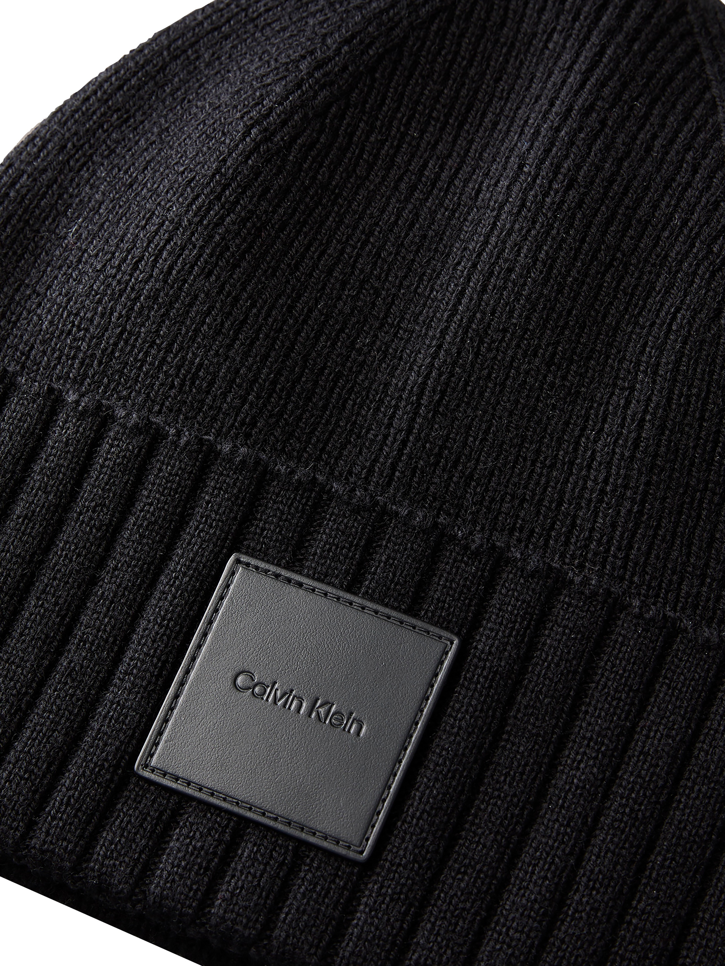 Calvin Klein Jeans Beanie »LEATHER PATCH WOOL BLEND BEANIE« Regular fit mit aufgeschlagenem Saum, Kaschmir-Anteil